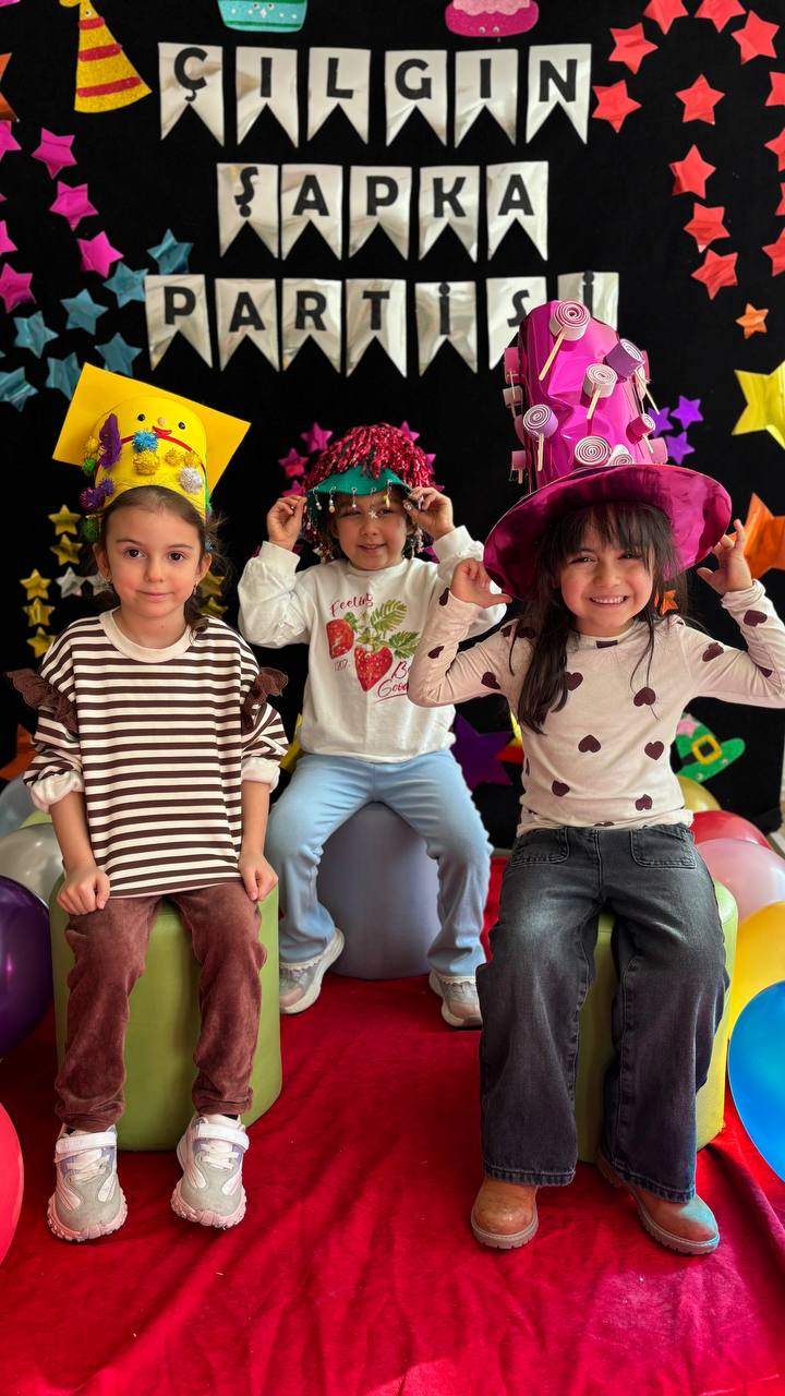 ÇILGIN ŞAPKA PARTİSİ