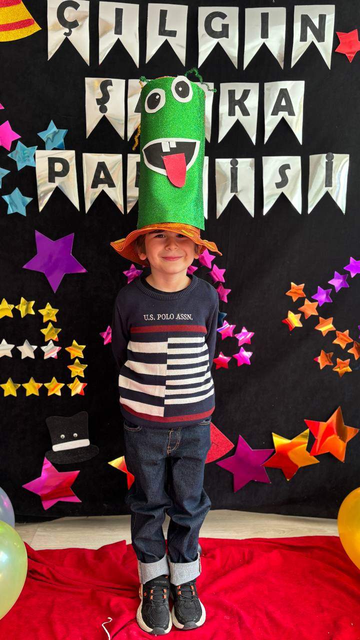 ÇILGIN ŞAPKA PARTİSİ