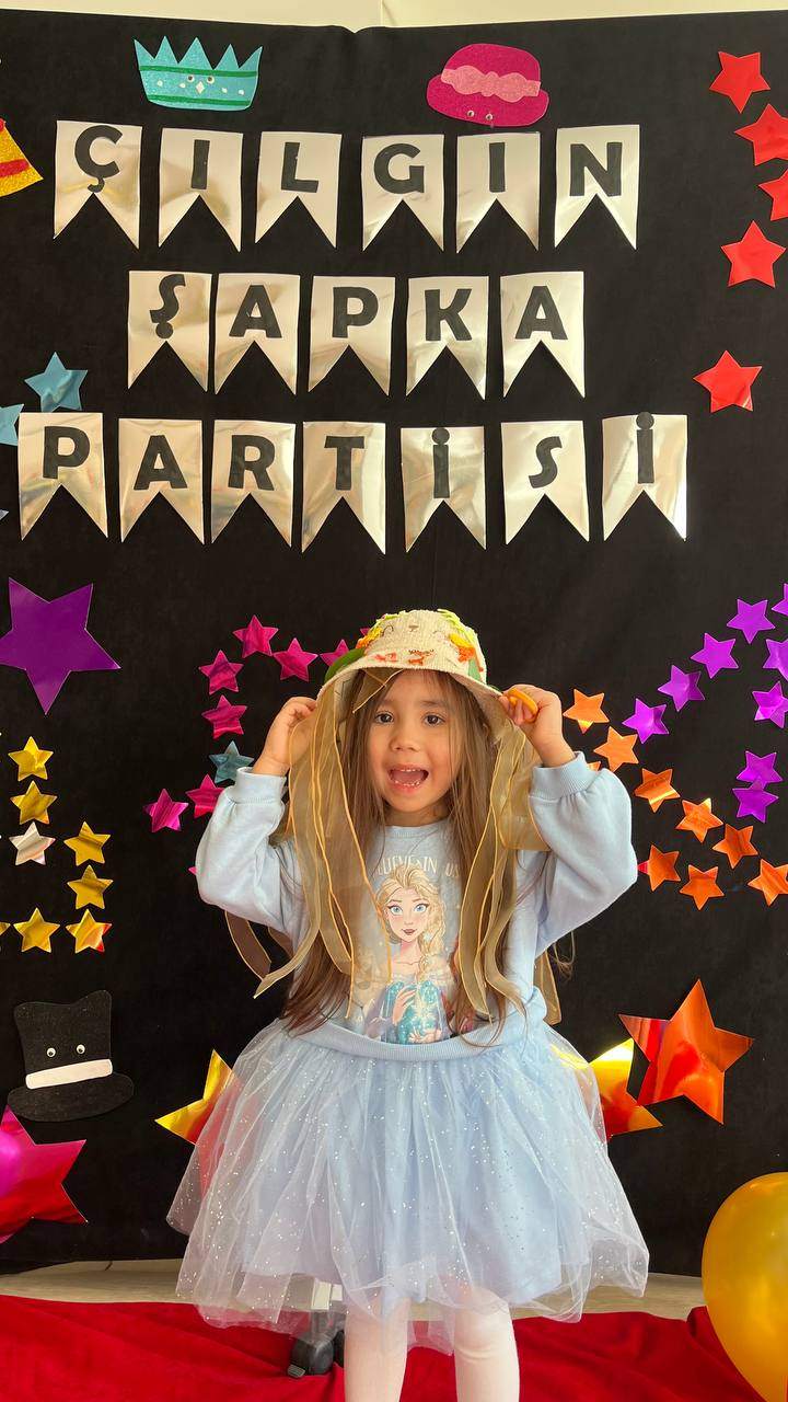 ÇILGIN ŞAPKA PARTİSİ