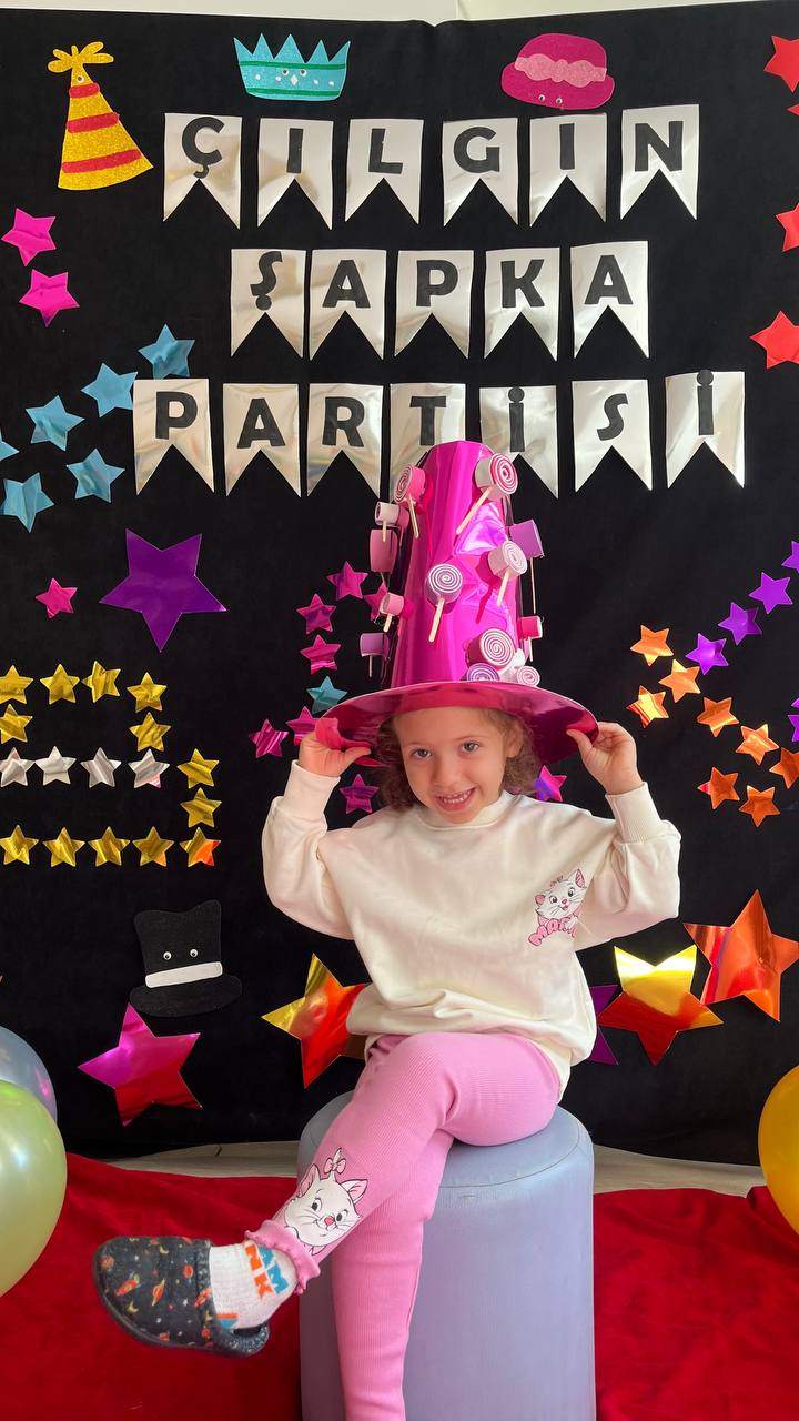 ÇILGIN ŞAPKA PARTİSİ