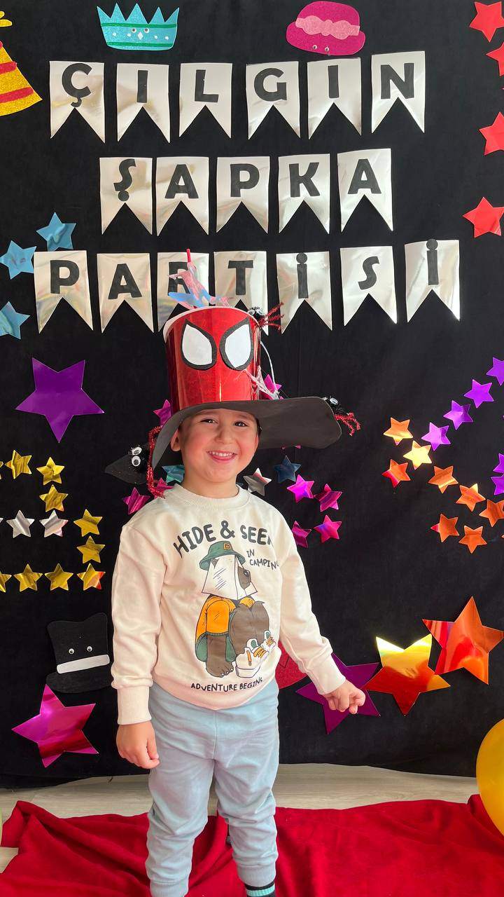 ÇILGIN ŞAPKA PARTİSİ