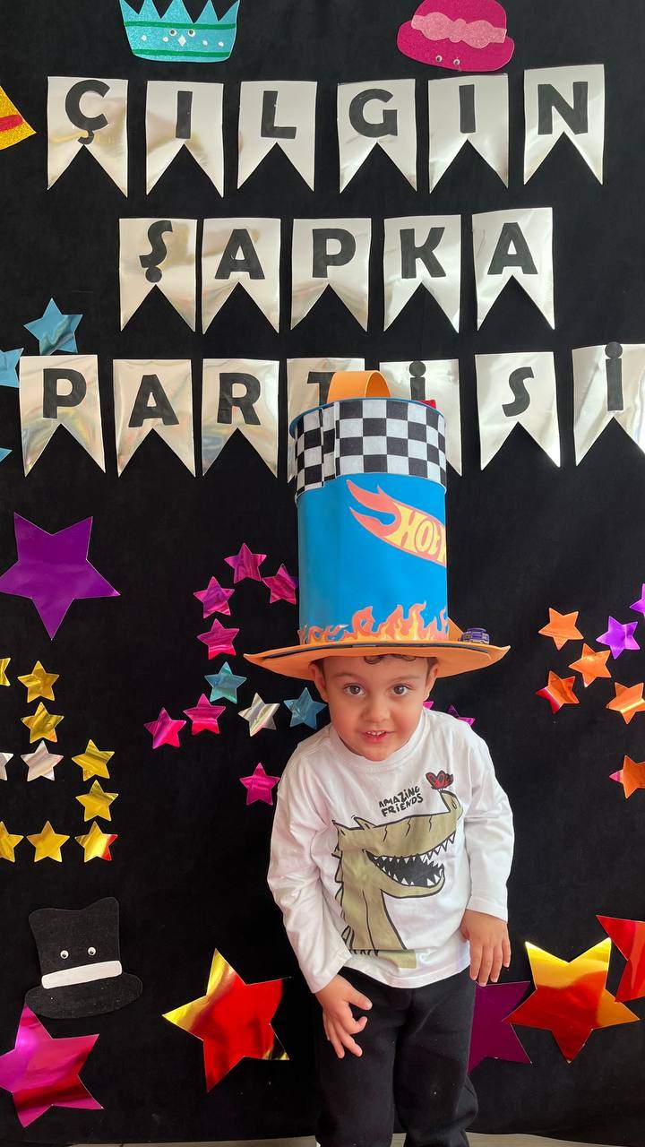 ÇILGIN ŞAPKA PARTİSİ