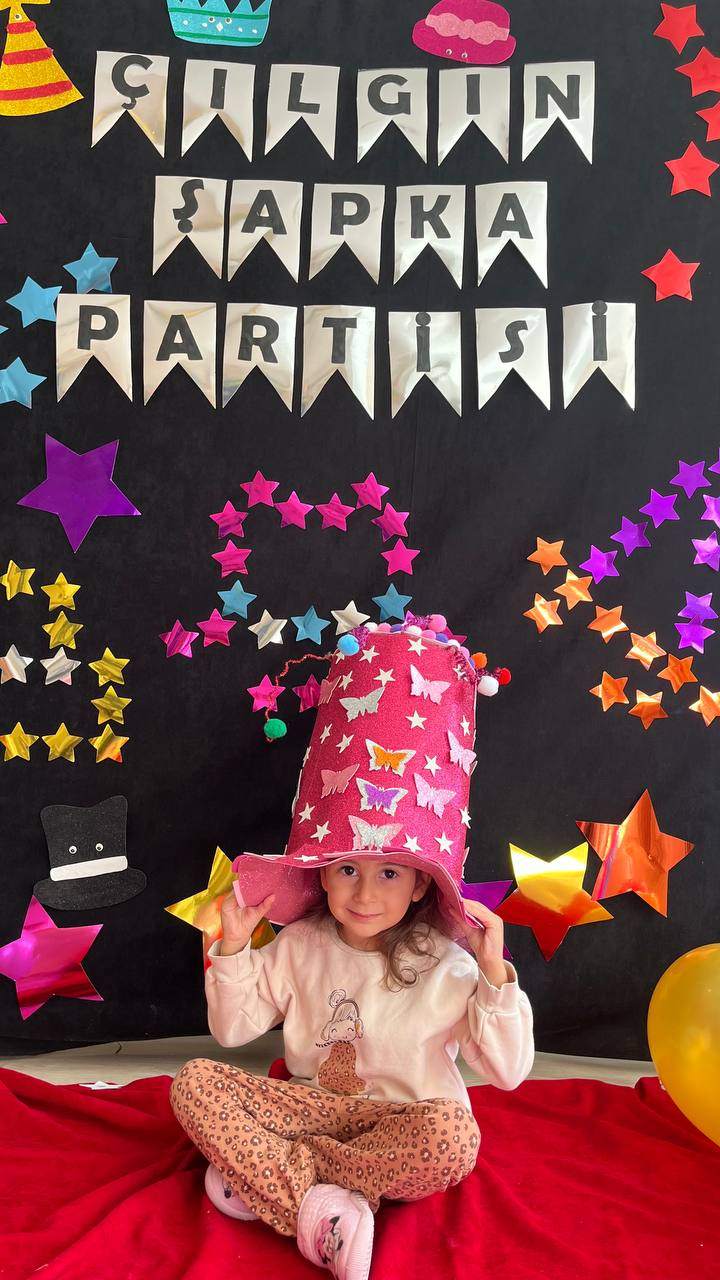 ÇILGIN ŞAPKA PARTİSİ