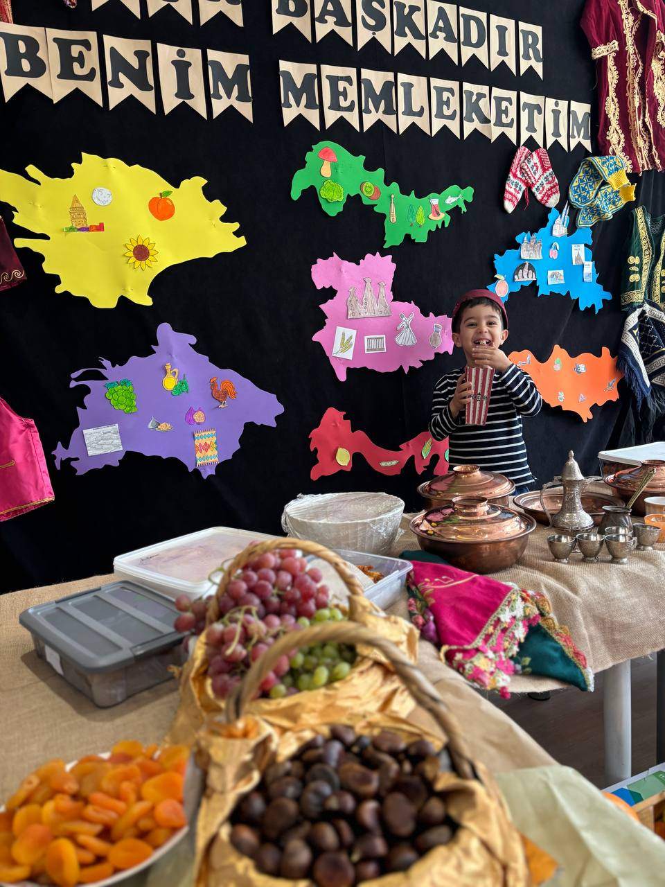 YERLİ MALI HAFTASI- YERLİ MALI ÜRÜNLER PAZARINDA MİNİKLERİMİZ TEMSİLİ SATIŞ YAPTI.