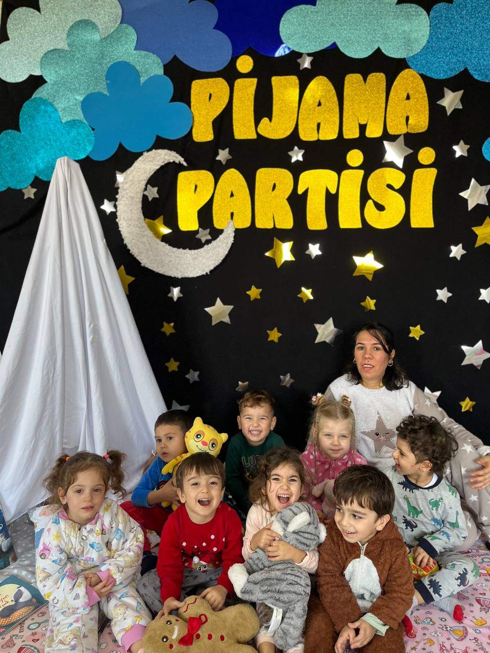 PİJAMA PARTİSİ