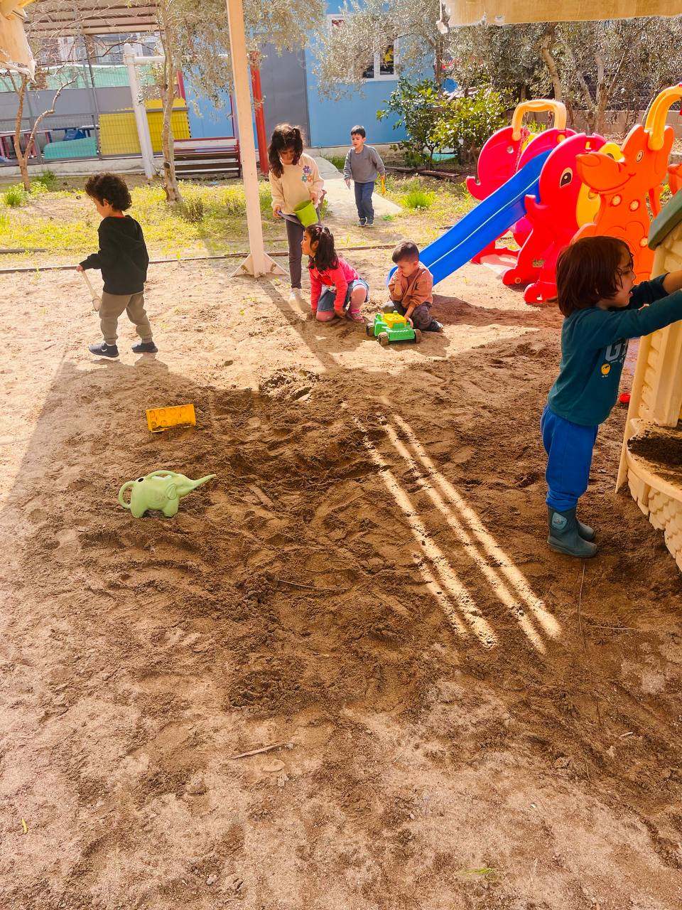 Son Cemreyle birlikte Miniklerimiz de Kum Havuzuna düştü :)