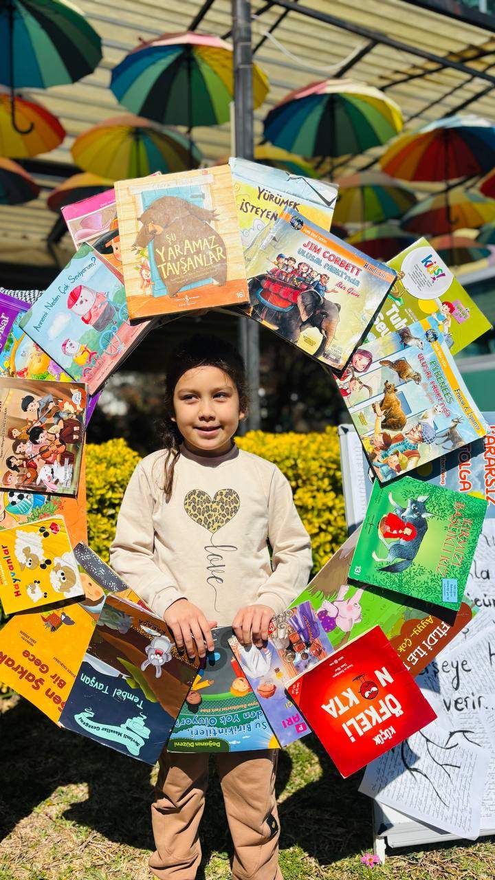 Güneş, kitaplar ve bolca hayal gücü ☀️📚
Kütüphaneler Haftası’nı bahçede yaptığımız renkli okuma etkinliğiyle kutladık!Kitap sevgisini erken yaşta kazandırmayı hedeflediğimiz bu etkinlikte, öğrencilerimiz hem eğlendi hem öğrendi.