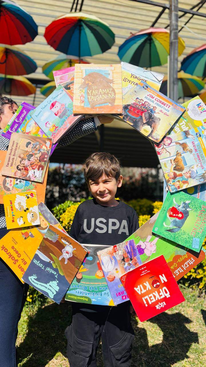 Güneş, kitaplar ve bolca hayal gücü ☀️📚
Kütüphaneler Haftası’nı bahçede yaptığımız renkli okuma etkinliğiyle kutladık!Kitap sevgisini erken yaşta kazandırmayı hedeflediğimiz bu etkinlikte, öğrencilerimiz hem eğlendi hem öğrendi.