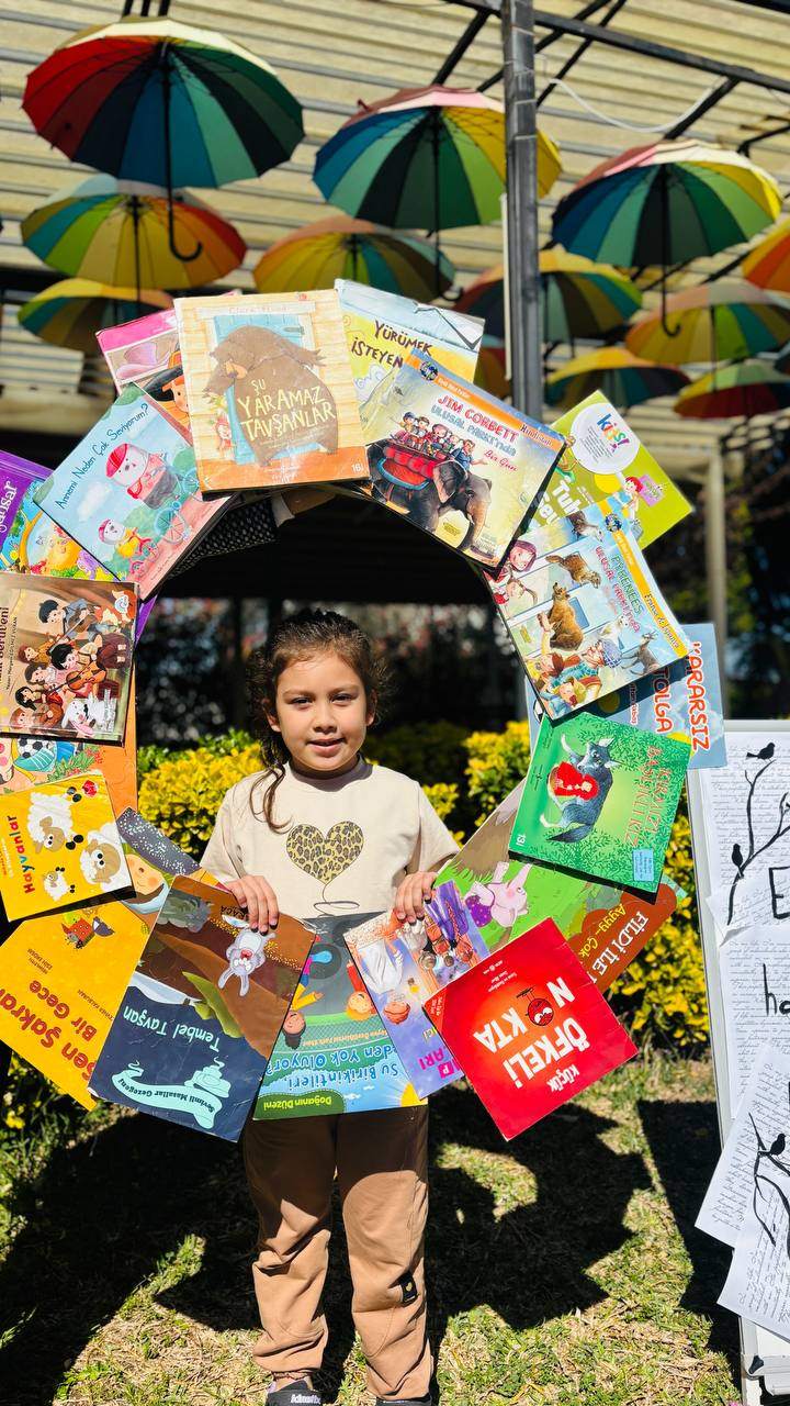 Güneş, kitaplar ve bolca hayal gücü ☀️📚
Kütüphaneler Haftası’nı bahçede yaptığımız renkli okuma etkinliğiyle kutladık!Kitap sevgisini erken yaşta kazandırmayı hedeflediğimiz bu etkinlikte, öğrencilerimiz hem eğlendi hem öğrendi.