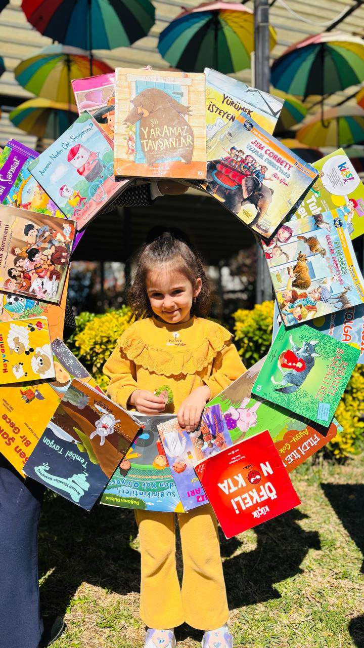 Güneş, kitaplar ve bolca hayal gücü ☀️📚
Kütüphaneler Haftası’nı bahçede yaptığımız renkli okuma etkinliğiyle kutladık!Kitap sevgisini erken yaşta kazandırmayı hedeflediğimiz bu etkinlikte, öğrencilerimiz hem eğlendi hem öğrendi.