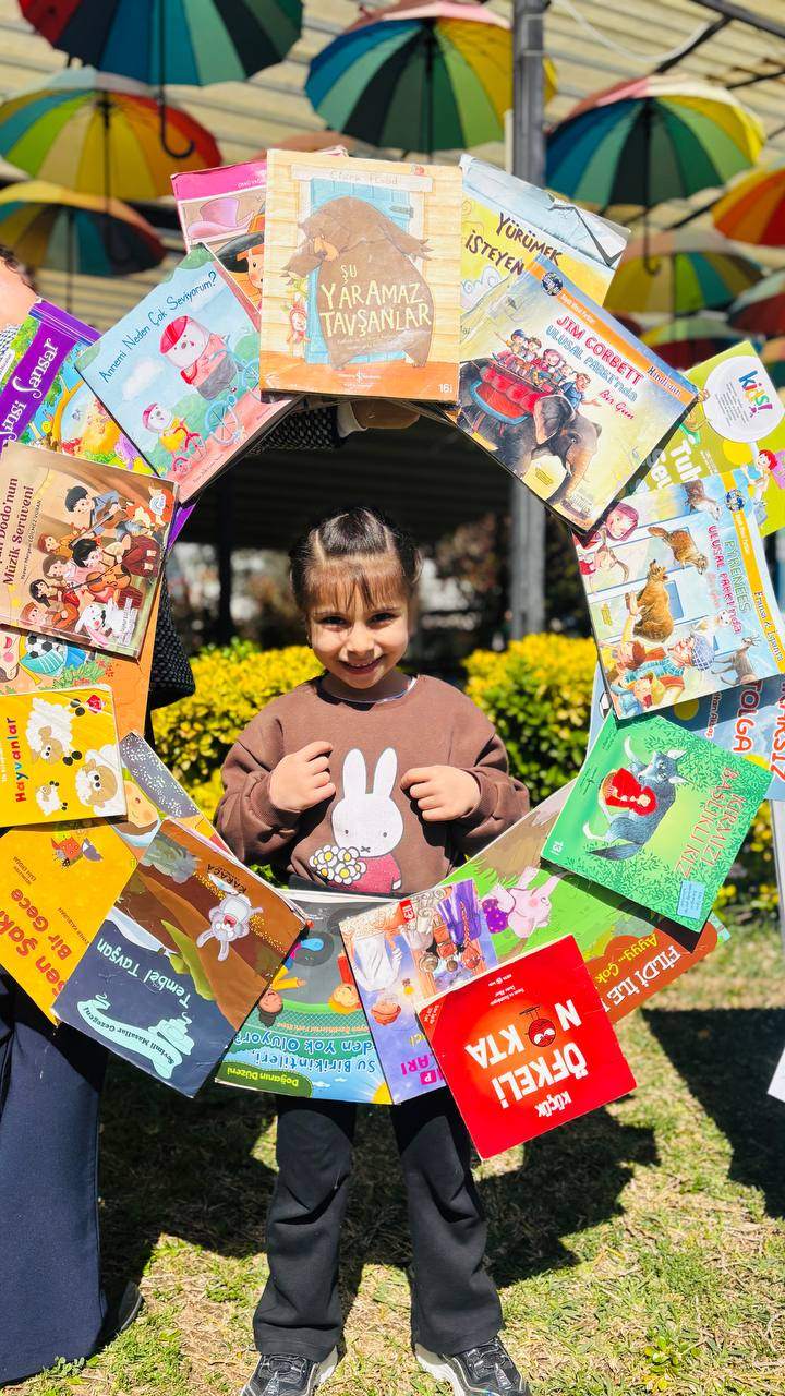 Güneş, kitaplar ve bolca hayal gücü ☀️📚
Kütüphaneler Haftası’nı bahçede yaptığımız renkli okuma etkinliğiyle kutladık!Kitap sevgisini erken yaşta kazandırmayı hedeflediğimiz bu etkinlikte, öğrencilerimiz hem eğlendi hem öğrendi.
