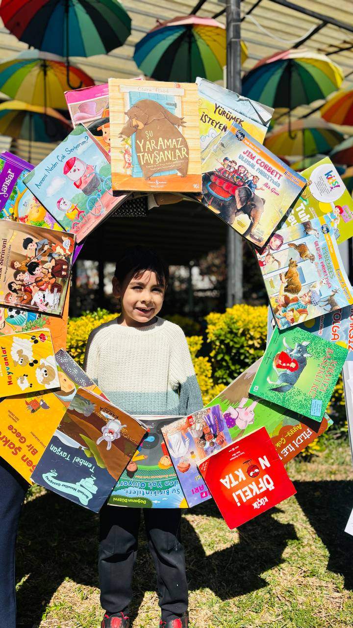 Güneş, kitaplar ve bolca hayal gücü ☀️📚
Kütüphaneler Haftası’nı bahçede yaptığımız renkli okuma etkinliğiyle kutladık!Kitap sevgisini erken yaşta kazandırmayı hedeflediğimiz bu etkinlikte, öğrencilerimiz hem eğlendi hem öğrendi.