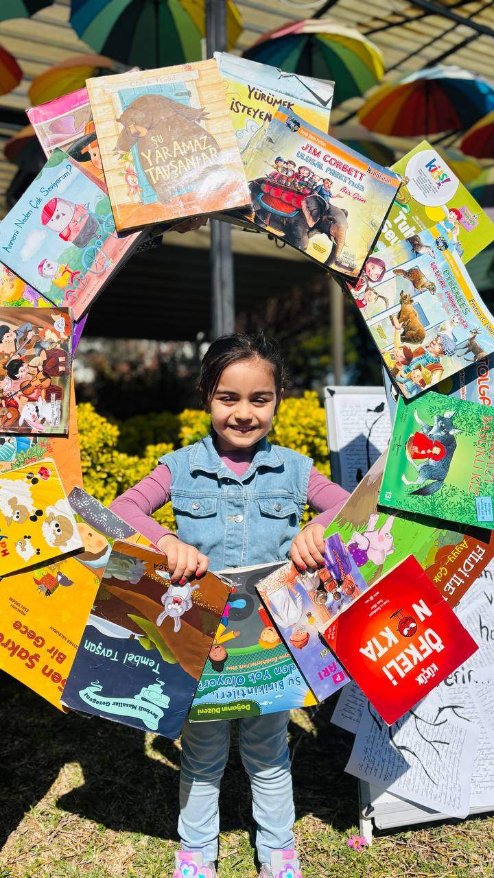 Güneş, kitaplar ve bolca hayal gücü ☀️📚
Kütüphaneler Haftası’nı bahçede yaptığımız renkli okuma etkinliğiyle kutladık!Kitap sevgisini erken yaşta kazandırmayı hedeflediğimiz bu etkinlikte, öğrencilerimiz hem eğlendi hem öğrendi.