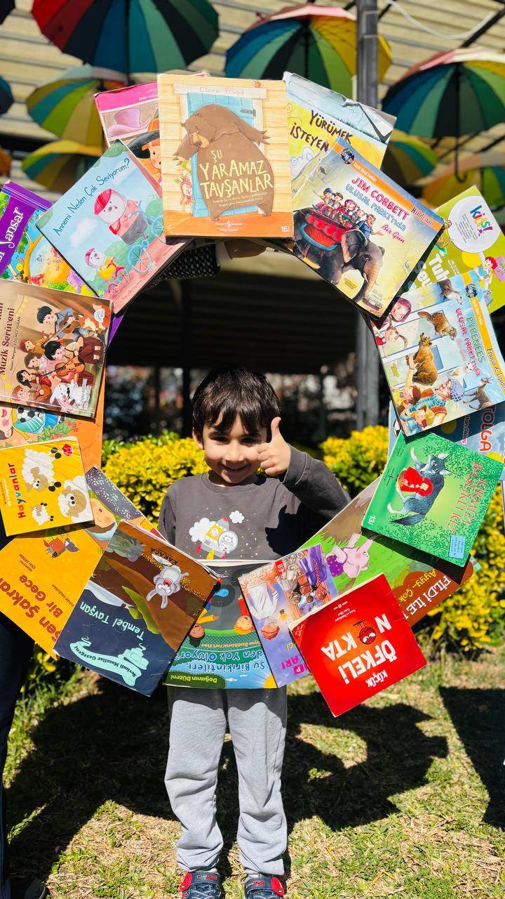 Güneş, kitaplar ve bolca hayal gücü ☀️📚
Kütüphaneler Haftası’nı bahçede yaptığımız renkli okuma etkinliğiyle kutladık!Kitap sevgisini erken yaşta kazandırmayı hedeflediğimiz bu etkinlikte, öğrencilerimiz hem eğlendi hem öğrendi.