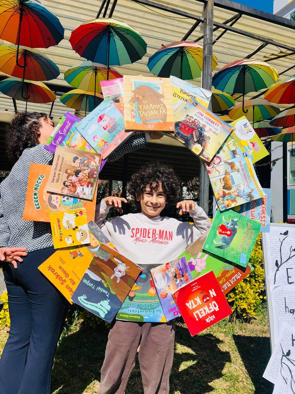 Güneş, kitaplar ve bolca hayal gücü ☀️📚
Kütüphaneler Haftası’nı bahçede yaptığımız renkli okuma etkinliğiyle kutladık!Kitap sevgisini erken yaşta kazandırmayı hedeflediğimiz bu etkinlikte, öğrencilerimiz hem eğlendi hem öğrendi.