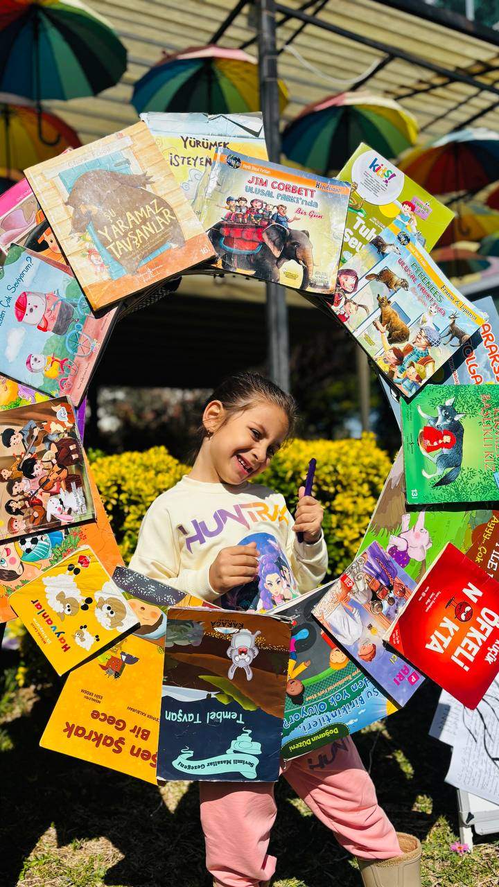 Güneş, kitaplar ve bolca hayal gücü ☀️📚
Kütüphaneler Haftası’nı bahçede yaptığımız renkli okuma etkinliğiyle kutladık!Kitap sevgisini erken yaşta kazandırmayı hedeflediğimiz bu etkinlikte, öğrencilerimiz hem eğlendi hem öğrendi.
