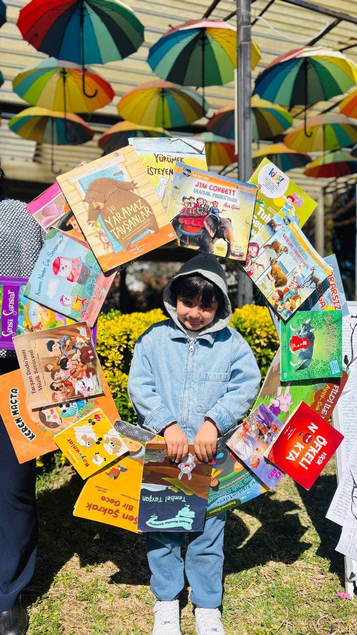 Güneş, kitaplar ve bolca hayal gücü ☀️📚
Kütüphaneler Haftası’nı bahçede yaptığımız renkli okuma etkinliğiyle kutladık!Kitap sevgisini erken yaşta kazandırmayı hedeflediğimiz bu etkinlikte, öğrencilerimiz hem eğlendi hem öğrendi.