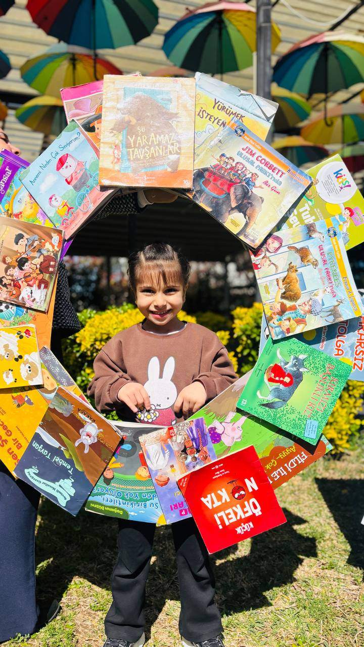 Güneş, kitaplar ve bolca hayal gücü ☀️📚
Kütüphaneler Haftası’nı bahçede yaptığımız renkli okuma etkinliğiyle kutladık!Kitap sevgisini erken yaşta kazandırmayı hedeflediğimiz bu etkinlikte, öğrencilerimiz hem eğlendi hem öğrendi.