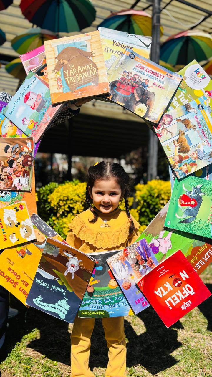 Güneş, kitaplar ve bolca hayal gücü ☀️📚
Kütüphaneler Haftası’nı bahçede yaptığımız renkli okuma etkinliğiyle kutladık!Kitap sevgisini erken yaşta kazandırmayı hedeflediğimiz bu etkinlikte, öğrencilerimiz hem eğlendi hem öğrendi.