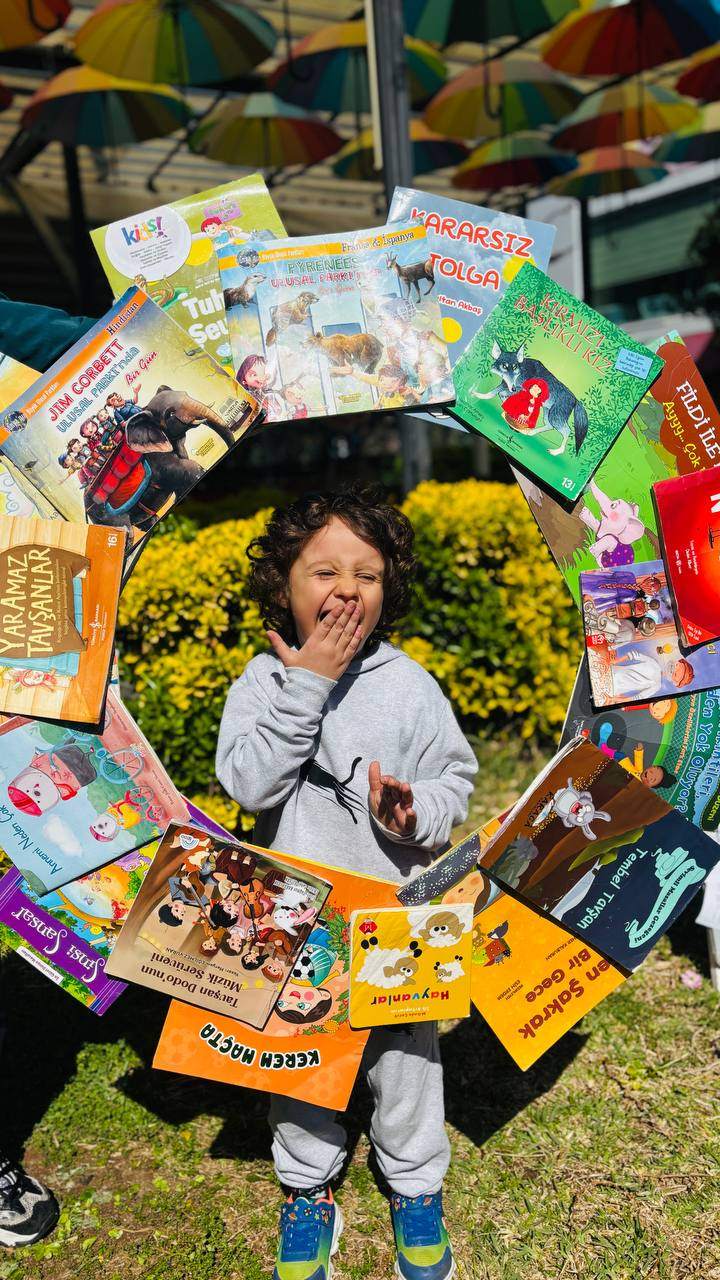Güneş, kitaplar ve bolca hayal gücü ☀️📚
Kütüphaneler Haftası’nı bahçede yaptığımız renkli okuma etkinliğiyle kutladık!Kitap sevgisini erken yaşta kazandırmayı hedeflediğimiz bu etkinlikte, öğrencilerimiz hem eğlendi hem öğrendi.