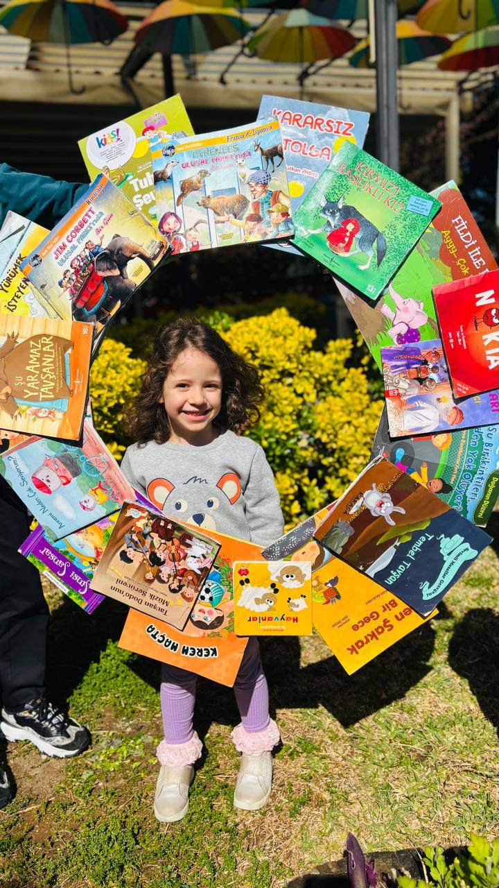 Güneş, kitaplar ve bolca hayal gücü ☀️📚
Kütüphaneler Haftası’nı bahçede yaptığımız renkli okuma etkinliğiyle kutladık!Kitap sevgisini erken yaşta kazandırmayı hedeflediğimiz bu etkinlikte, öğrencilerimiz hem eğlendi hem öğrendi.