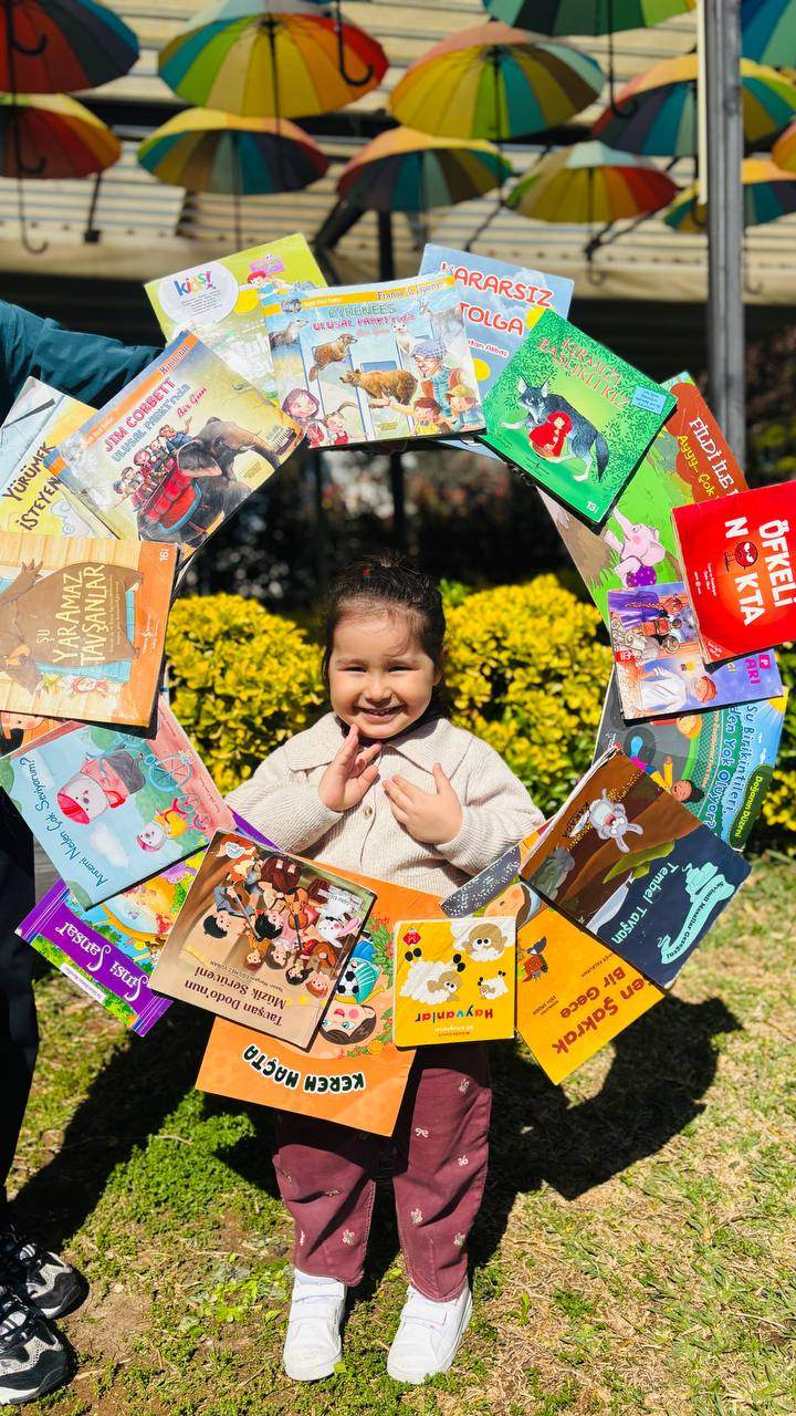 Güneş, kitaplar ve bolca hayal gücü ☀️📚
Kütüphaneler Haftası’nı bahçede yaptığımız renkli okuma etkinliğiyle kutladık!Kitap sevgisini erken yaşta kazandırmayı hedeflediğimiz bu etkinlikte, öğrencilerimiz hem eğlendi hem öğrendi.