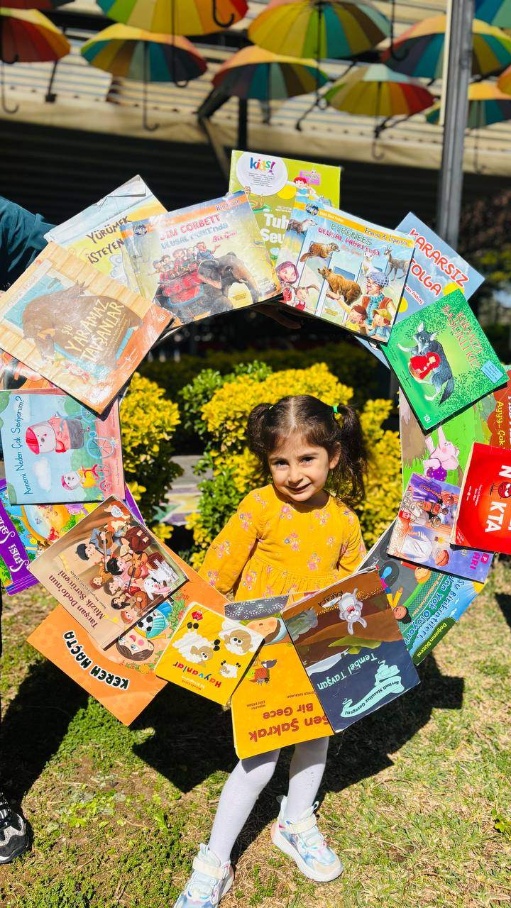 Güneş, kitaplar ve bolca hayal gücü ☀️📚
Kütüphaneler Haftası’nı bahçede yaptığımız renkli okuma etkinliğiyle kutladık!Kitap sevgisini erken yaşta kazandırmayı hedeflediğimiz bu etkinlikte, öğrencilerimiz hem eğlendi hem öğrendi.