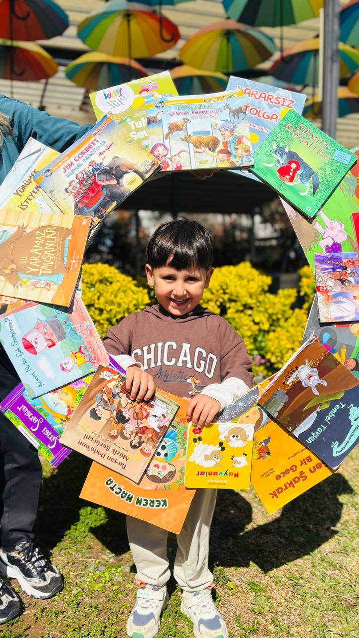 Güneş, kitaplar ve bolca hayal gücü ☀️📚
Kütüphaneler Haftası’nı bahçede yaptığımız renkli okuma etkinliğiyle kutladık!Kitap sevgisini erken yaşta kazandırmayı hedeflediğimiz bu etkinlikte, öğrencilerimiz hem eğlendi hem öğrendi.