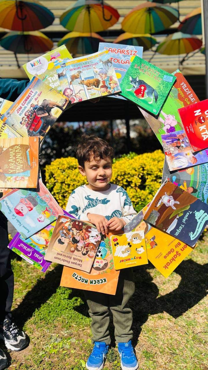 Güneş, kitaplar ve bolca hayal gücü ☀️📚
Kütüphaneler Haftası’nı bahçede yaptığımız renkli okuma etkinliğiyle kutladık!Kitap sevgisini erken yaşta kazandırmayı hedeflediğimiz bu etkinlikte, öğrencilerimiz hem eğlendi hem öğrendi.
