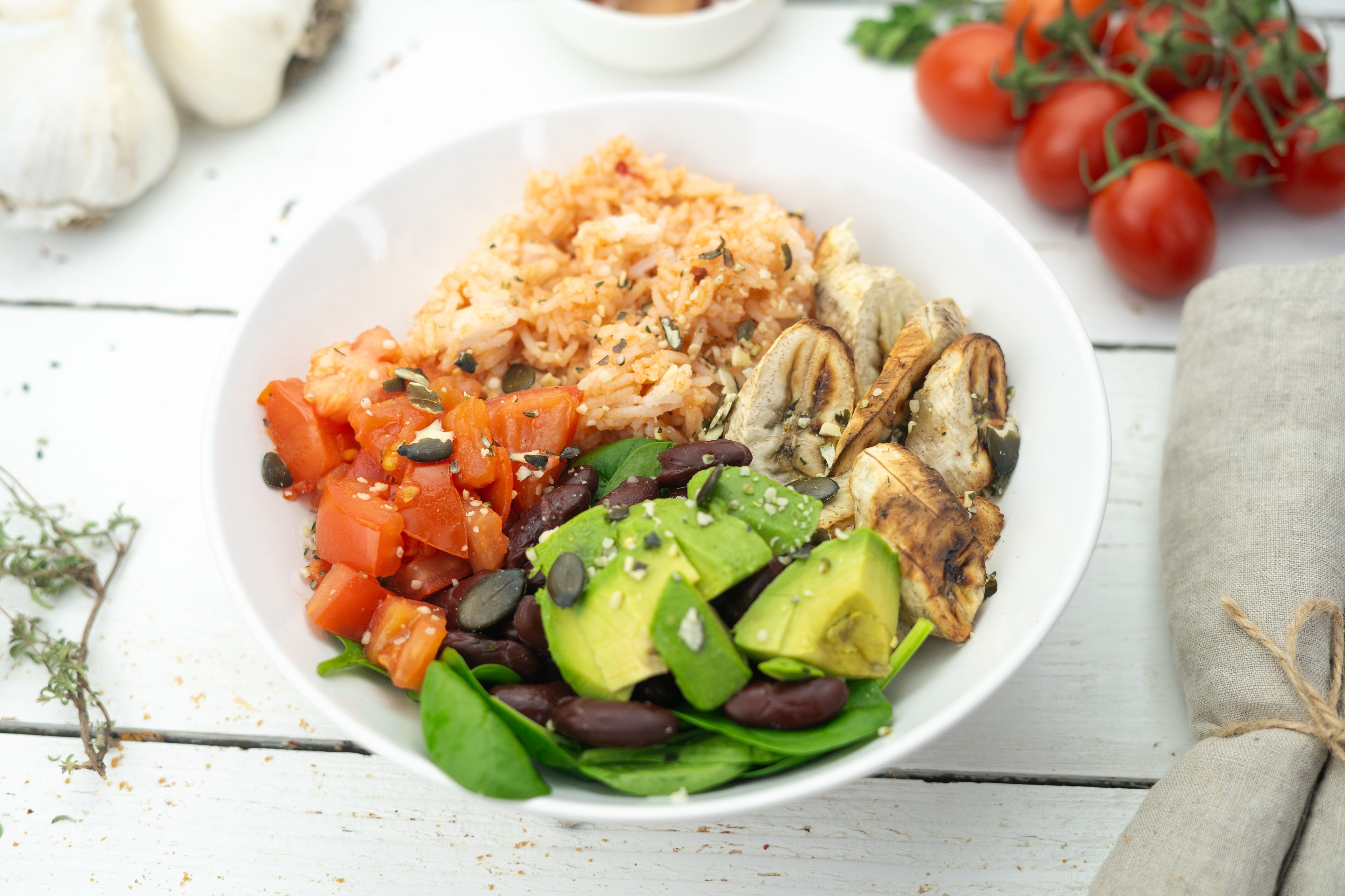 Rezept Serviervorschlag Bunte Reis Bowl mit gebackenen Bananen