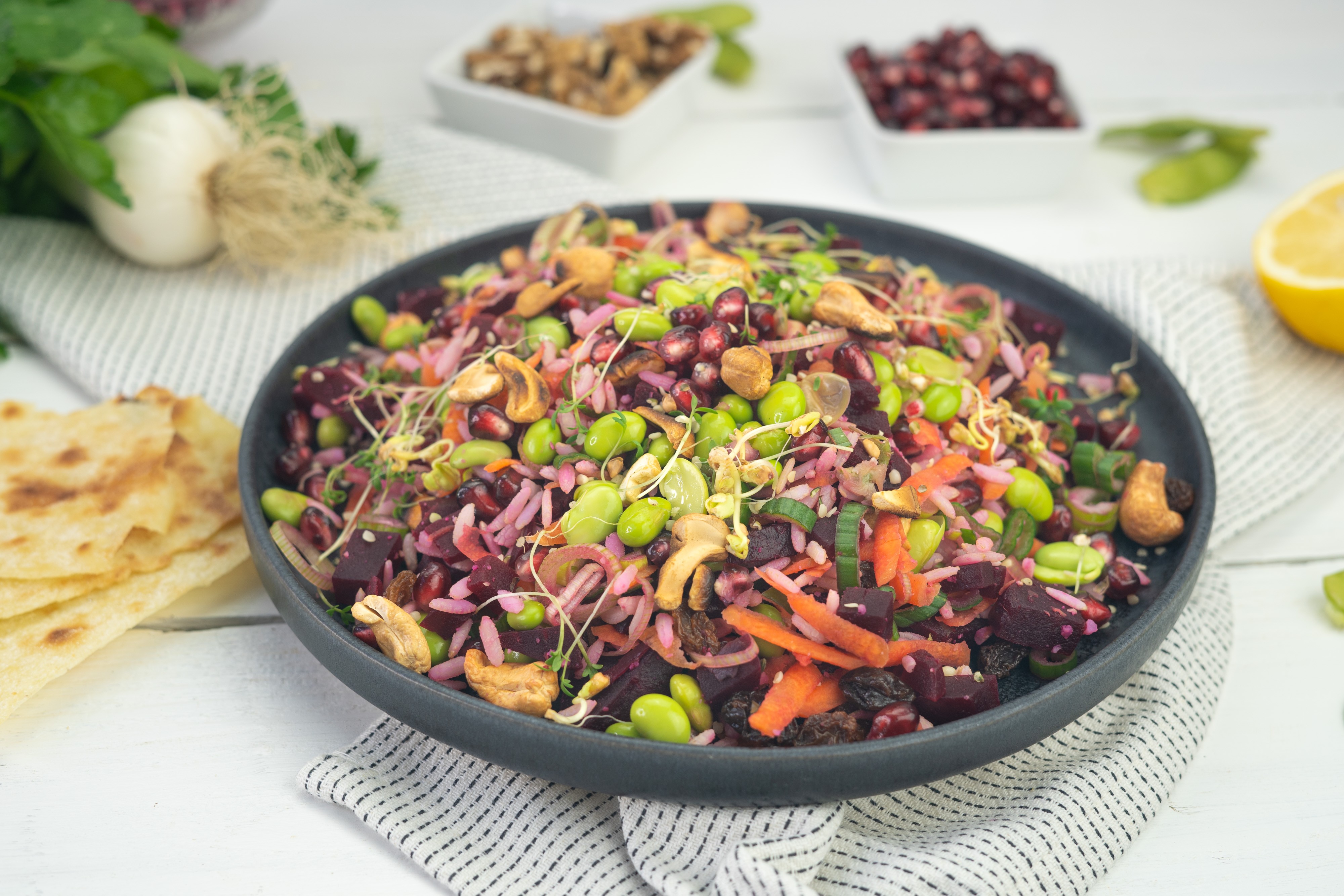 Rezept Serviervorschlag Rote Bete - Edamame Salat mit Granatapfelkernen