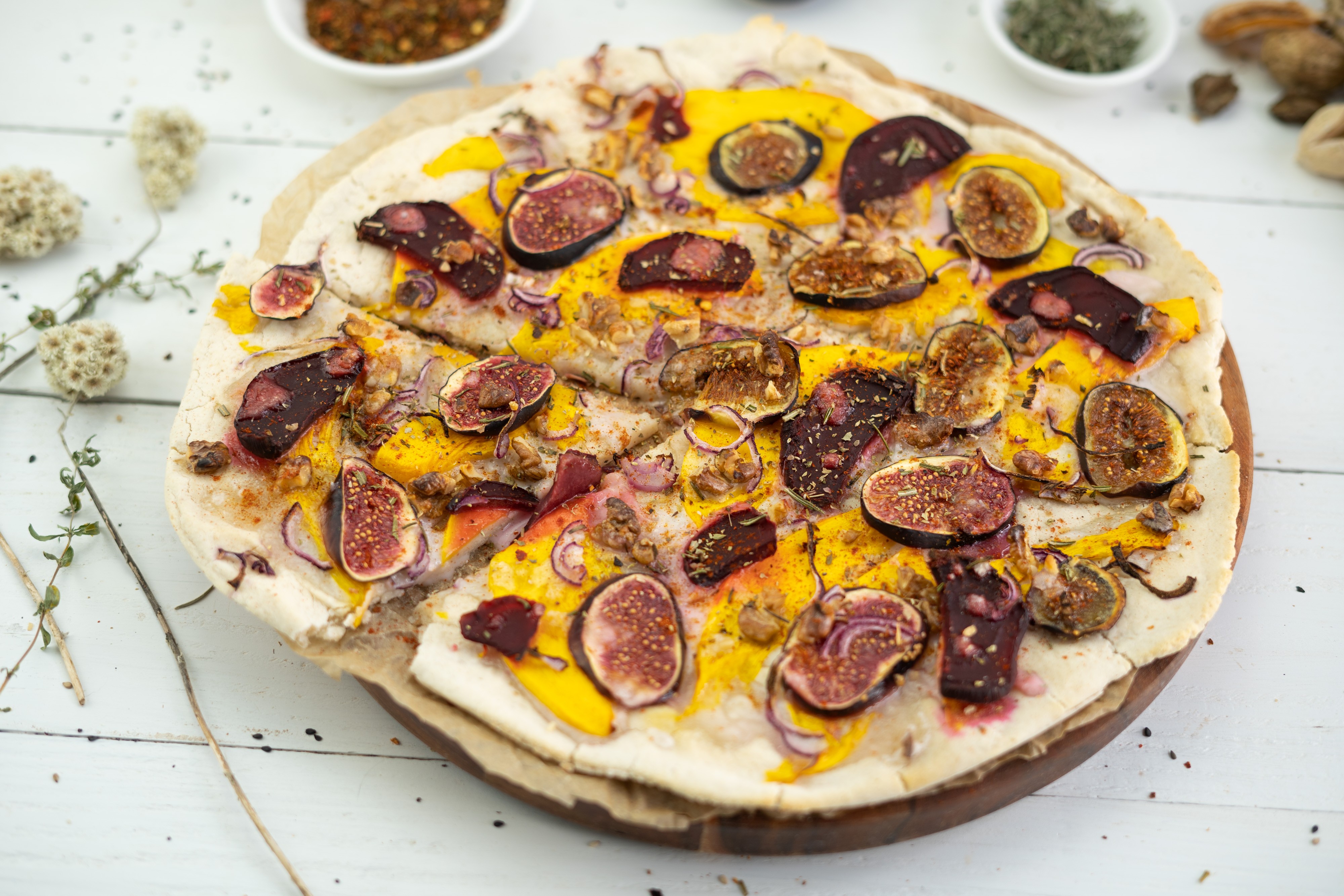 Rezept Serviervorschlag Herbstlicher Flammkuchen mit Kürbis, roter Bete und Feigen