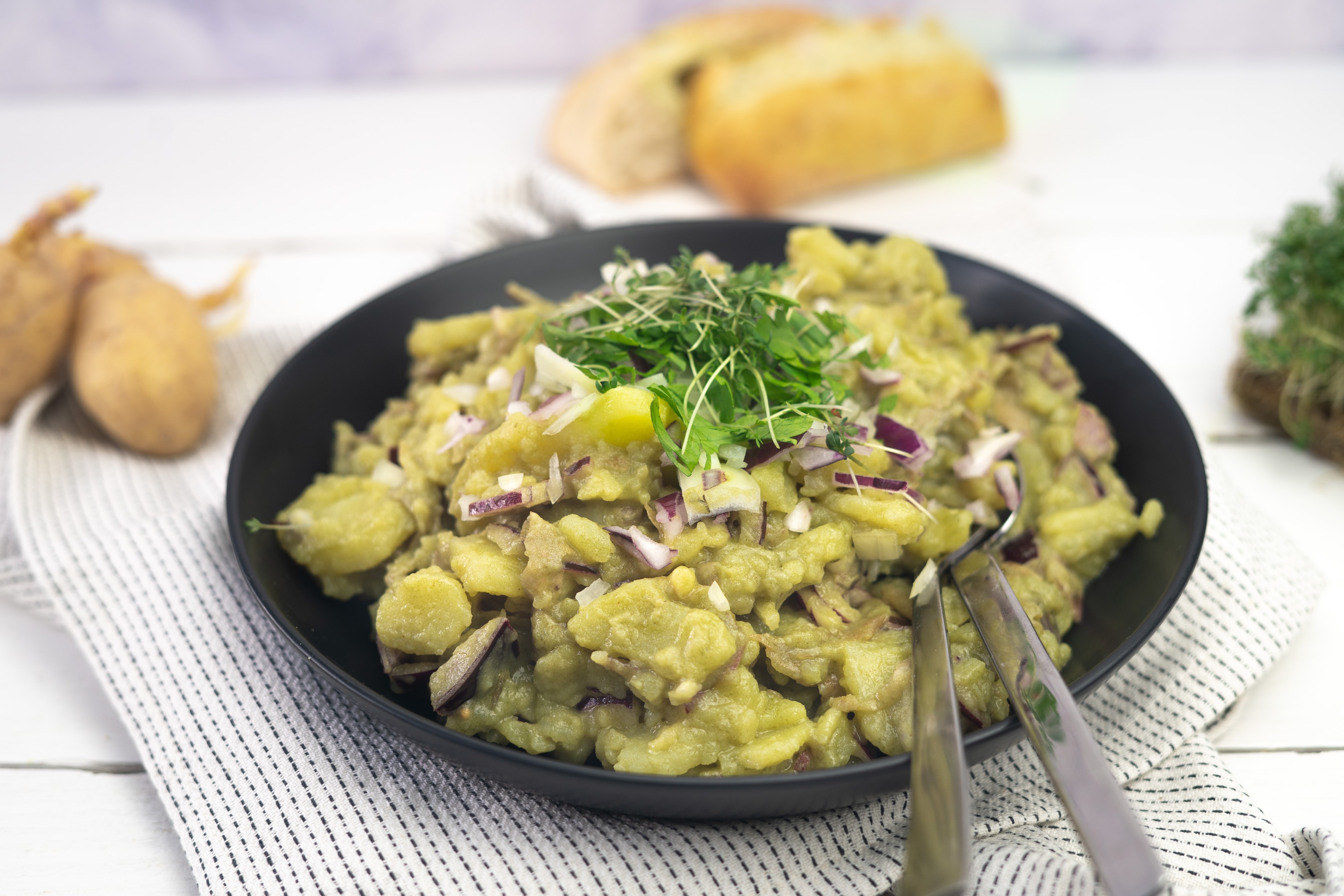 Rezept Serviervorschlag Cremiger Kartoffelsalat mit Zwiebel