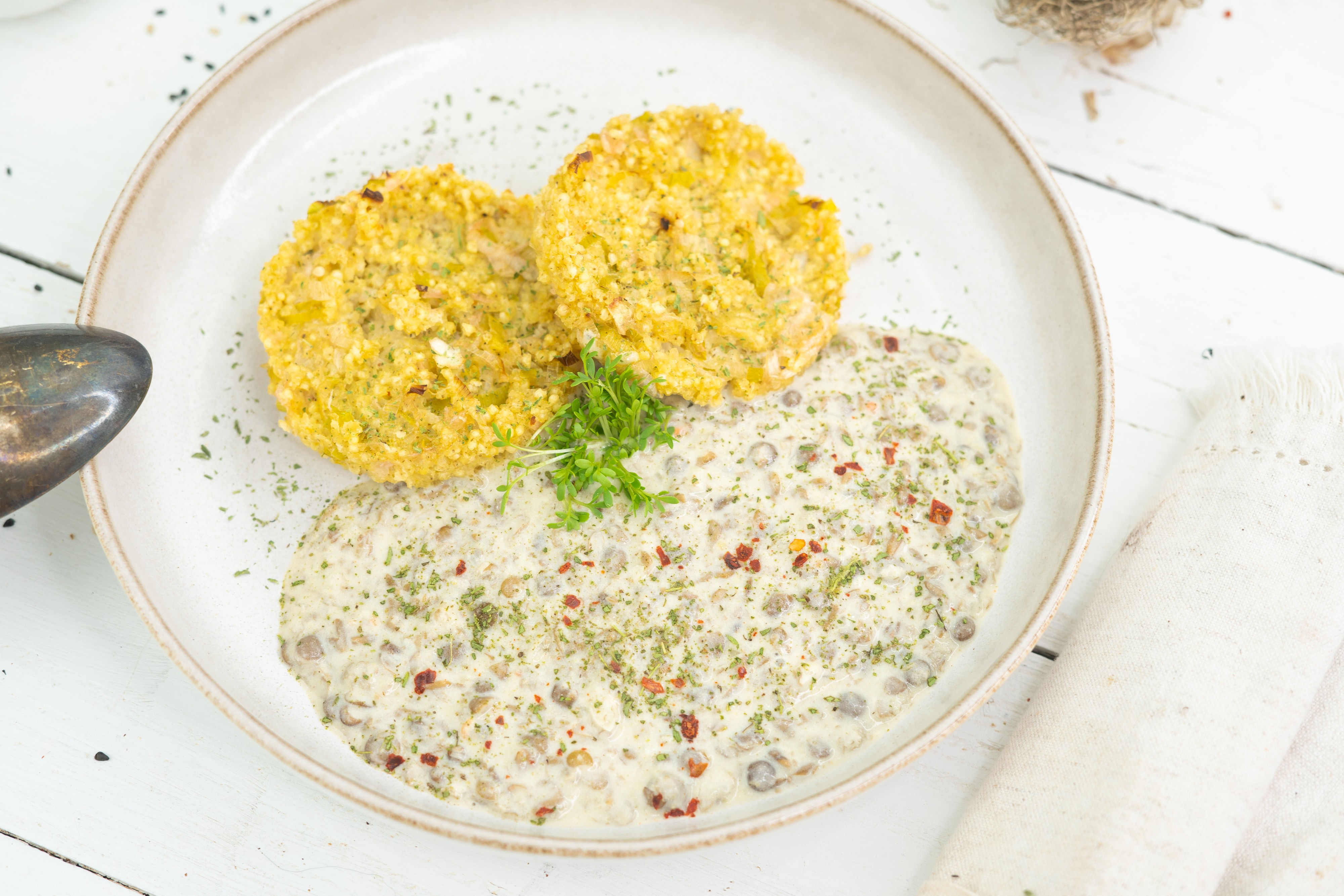 Rezept Serviervorschlag Hirse Lauch Laibchen auf Linsenragout