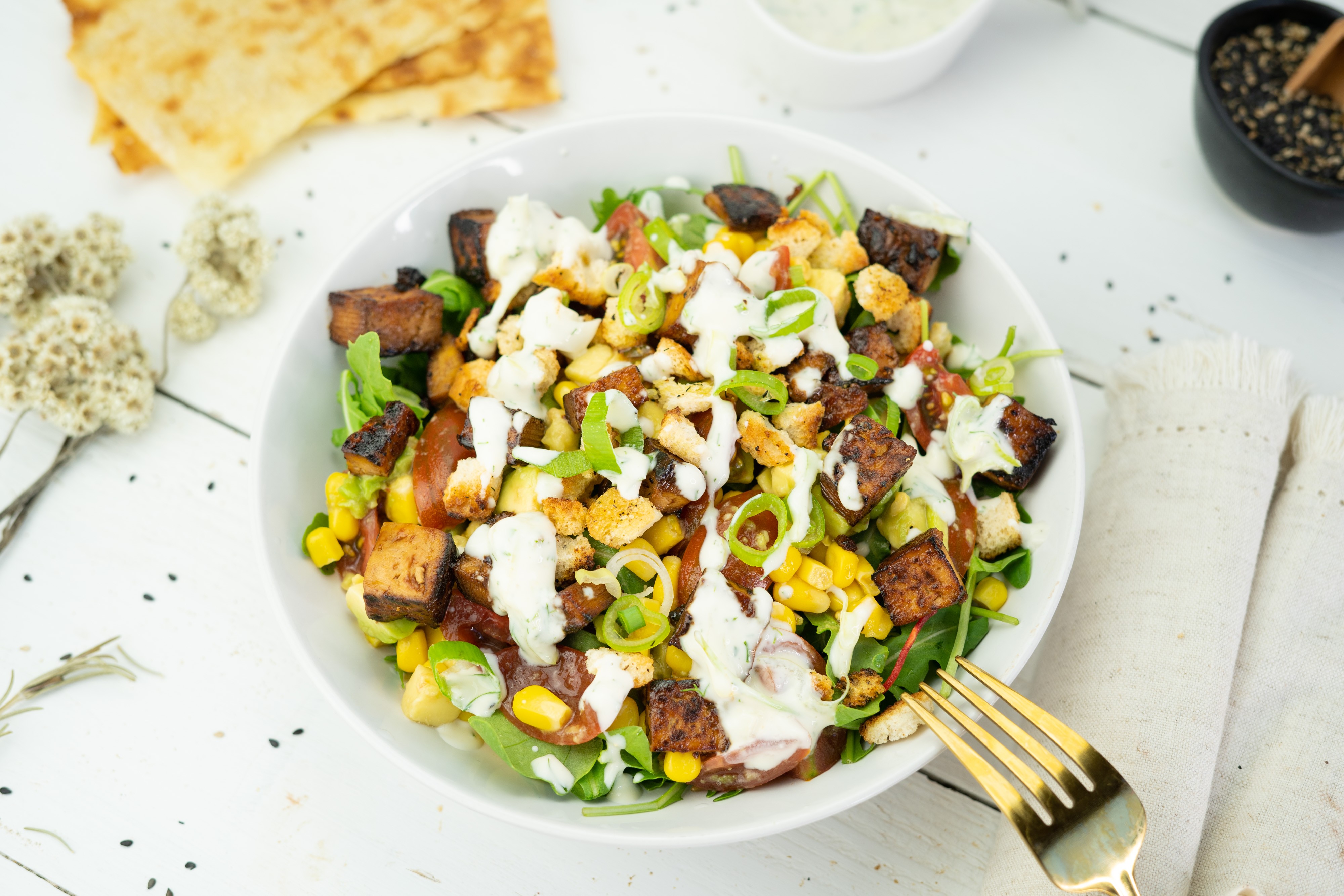 Rezept Serviervorschlag Avocado Mais Salat mit gebratenem Tofu