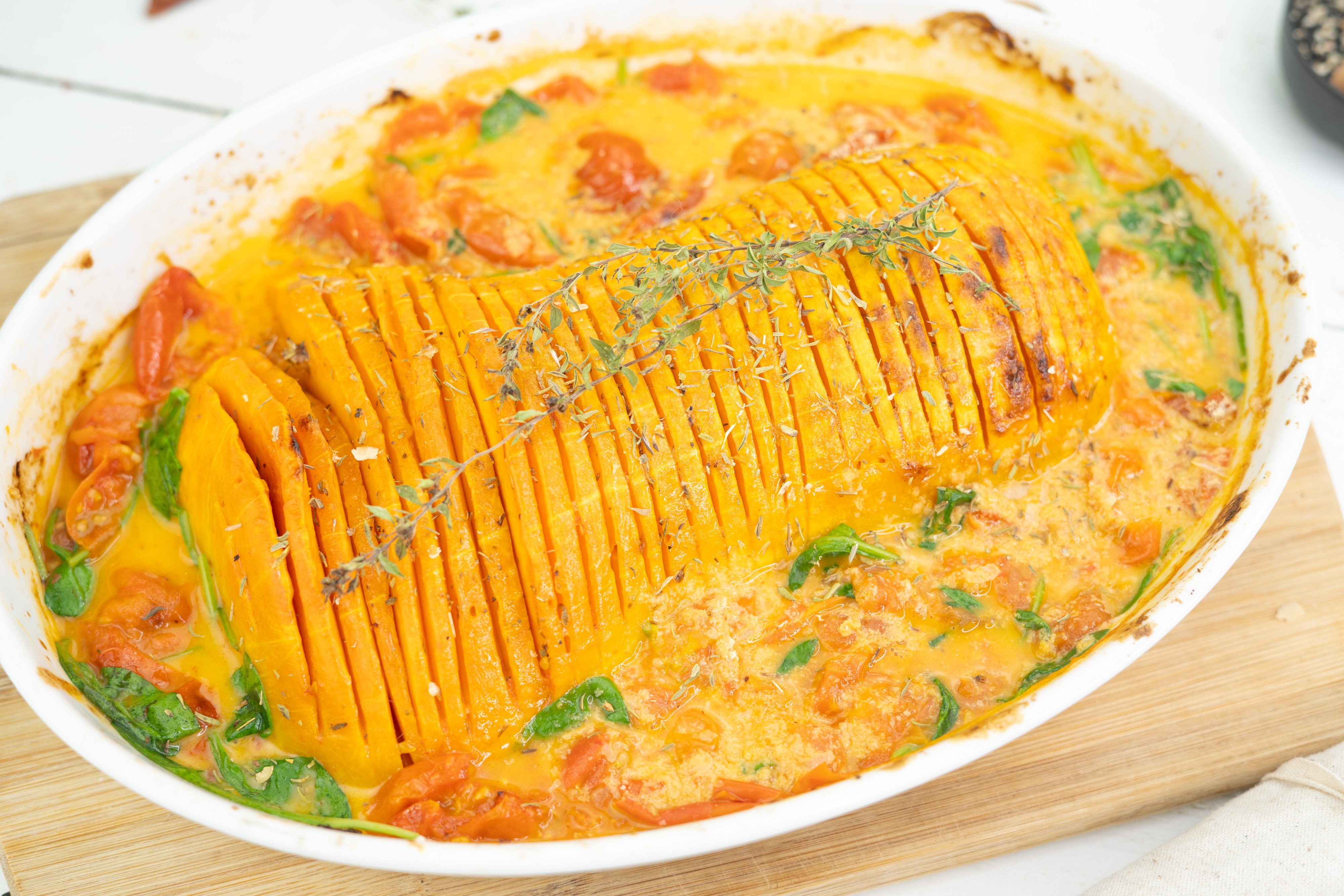 Rezept Serviervorschlag Hasselback Butternus Kübis in cremiger Feta Sauce