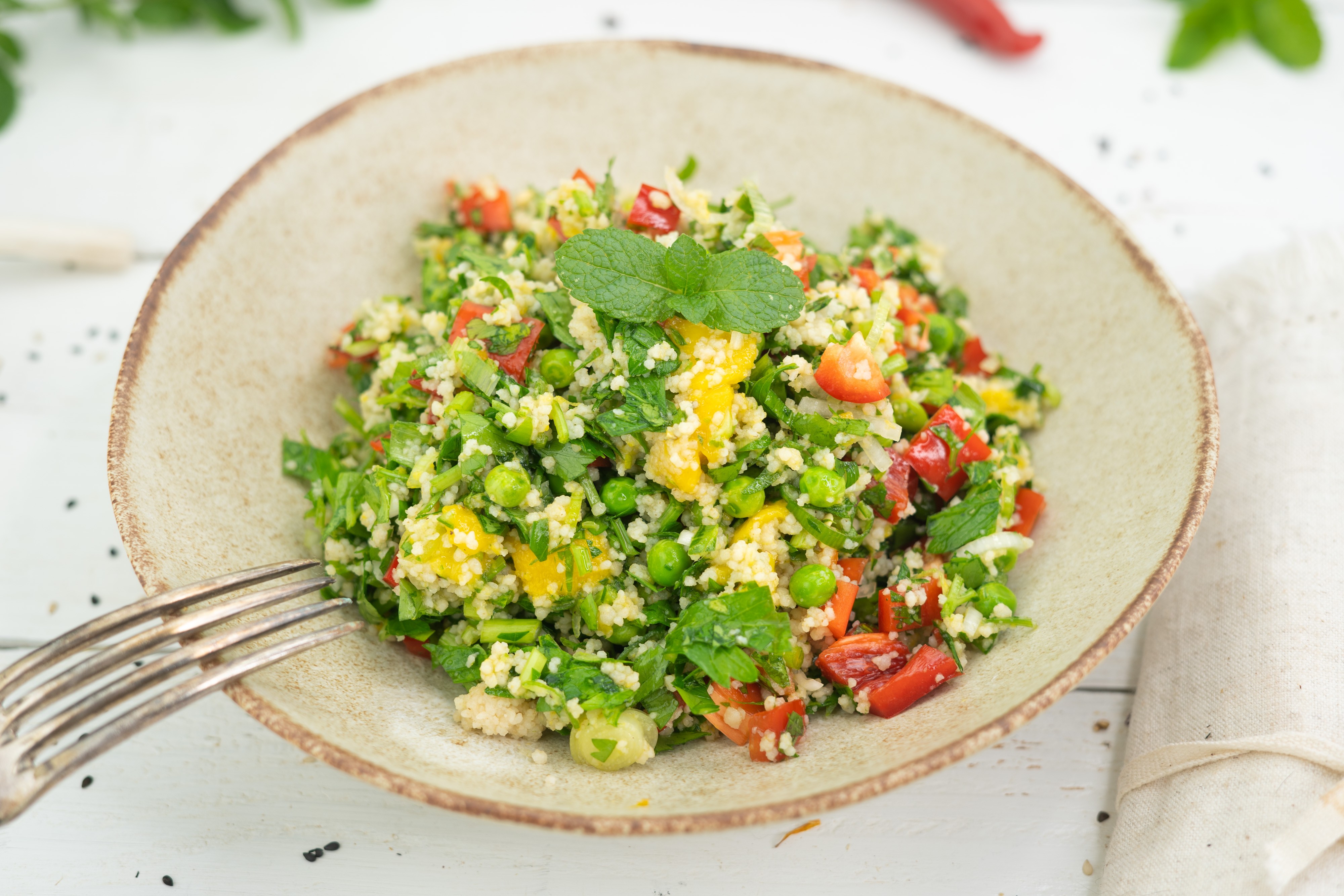 Rezept Serviervorschlag Grüner Couscous Salat mit Petersilie und Mango