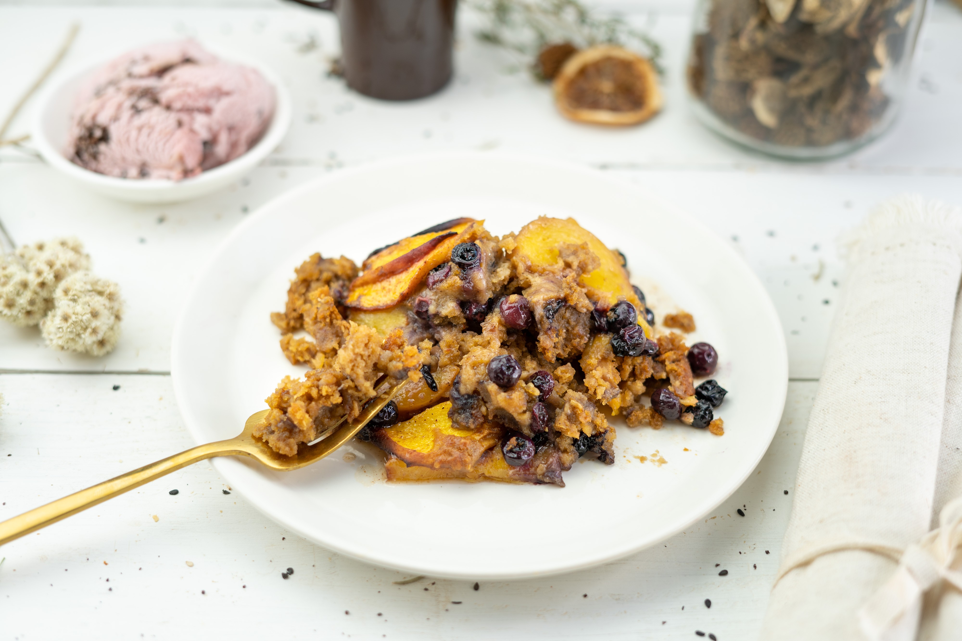 Rezept Serviervorschlag Karamellisierter Pfirsich Heidelbeer Auflauf