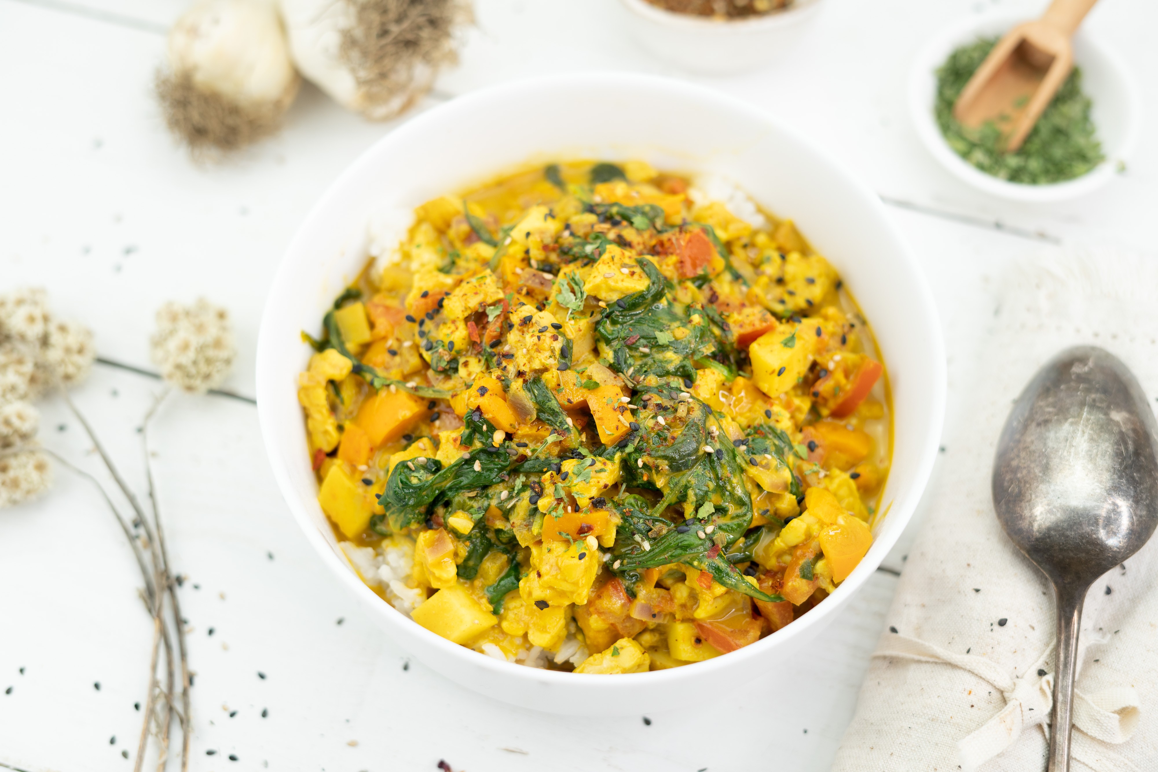 Rezept Serviervorschlag Tempeh Erdnuss Curry mit Spinat