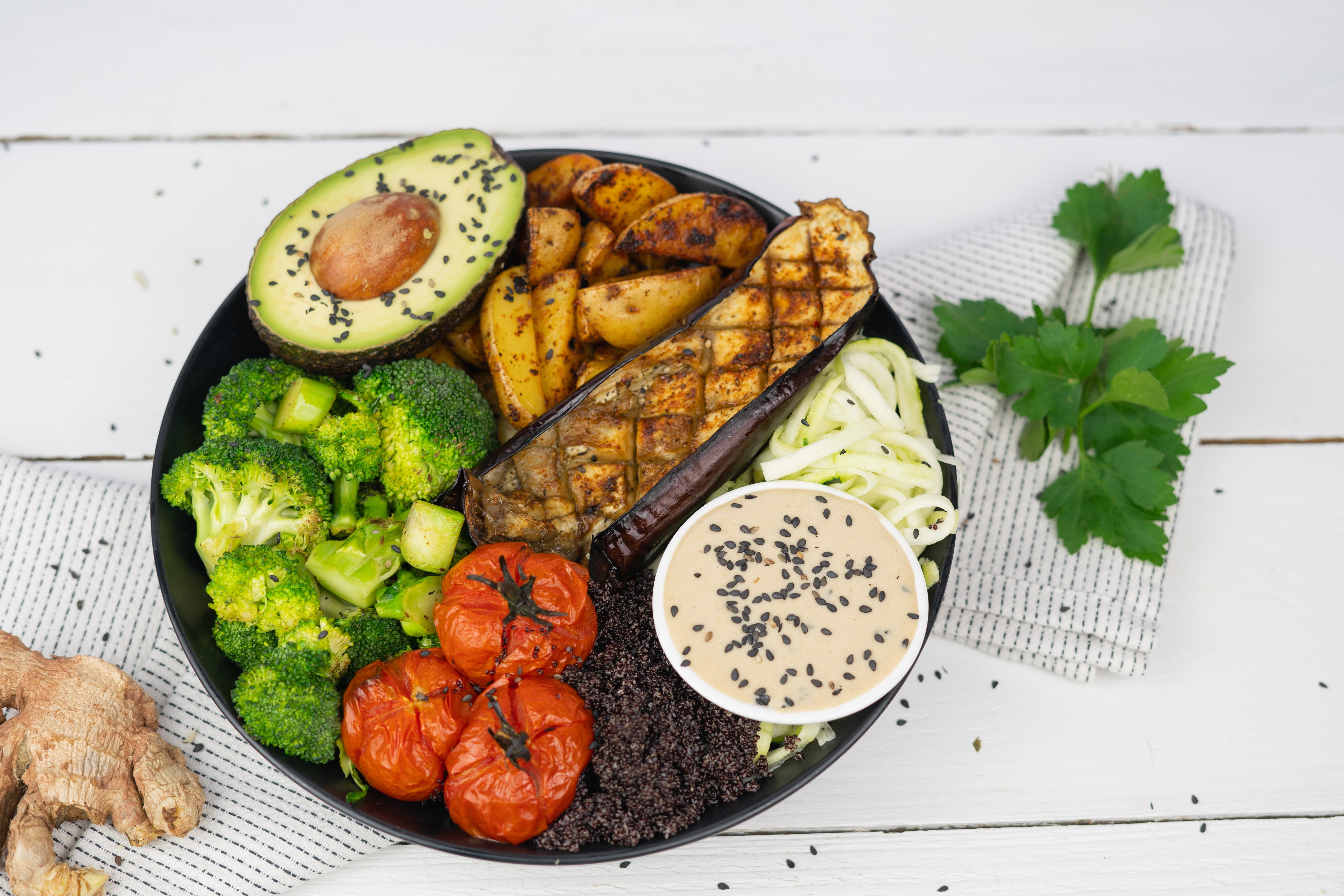 Rezept Serviervorschlag Cheffrey Bowl mit Melanzani, Brokkoli und Bratkartoffeln