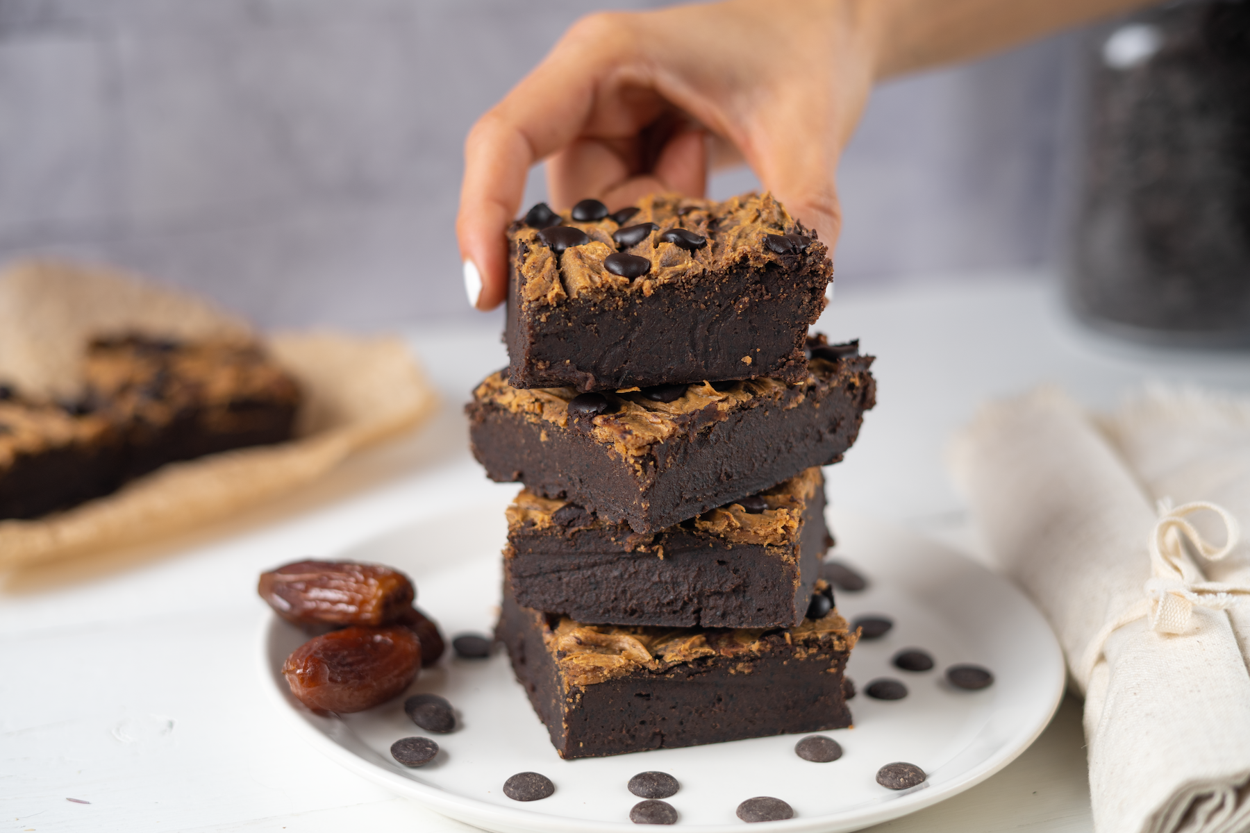 Rezept Serviervorschlag Schwarze Bohnen Brownies mit Erdnussswirl