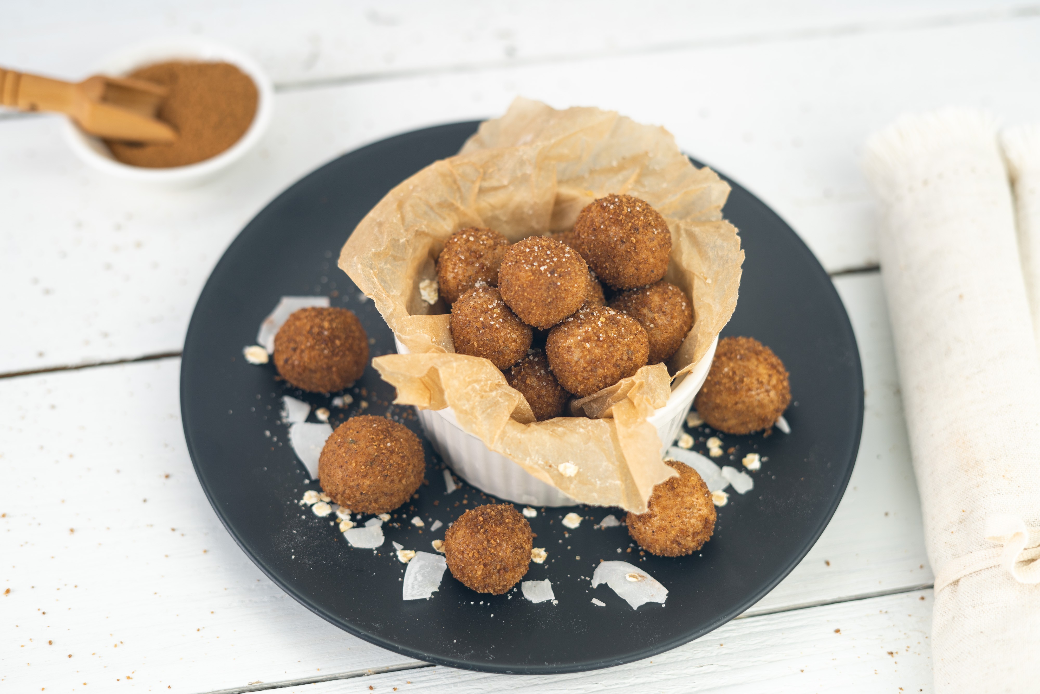 Rezept Serviervorschlag Zimt - Erdnussmus Bällchen