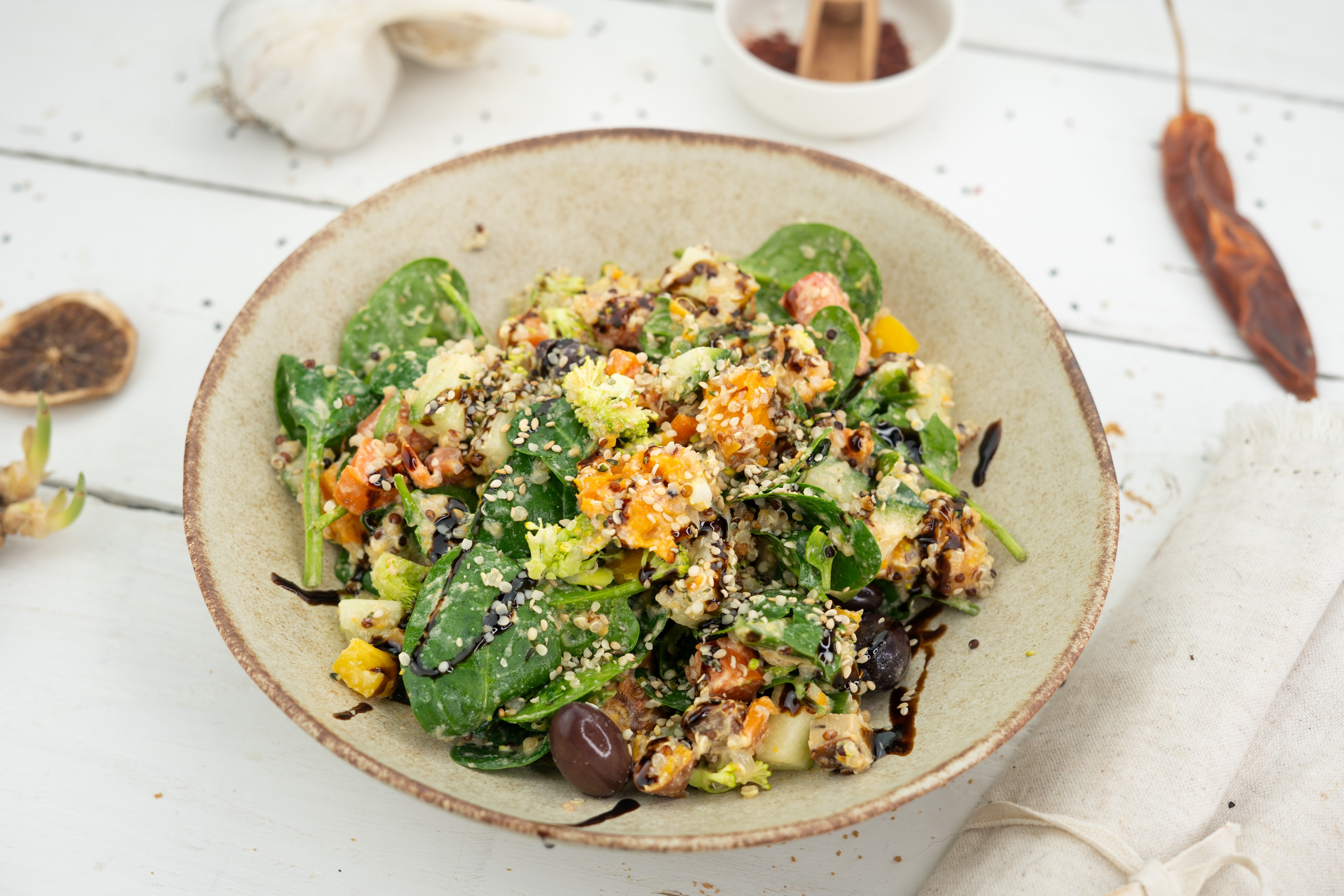 Rezept Serviervorschlag Bunter Quinoa Salat mit Tahin Dressing