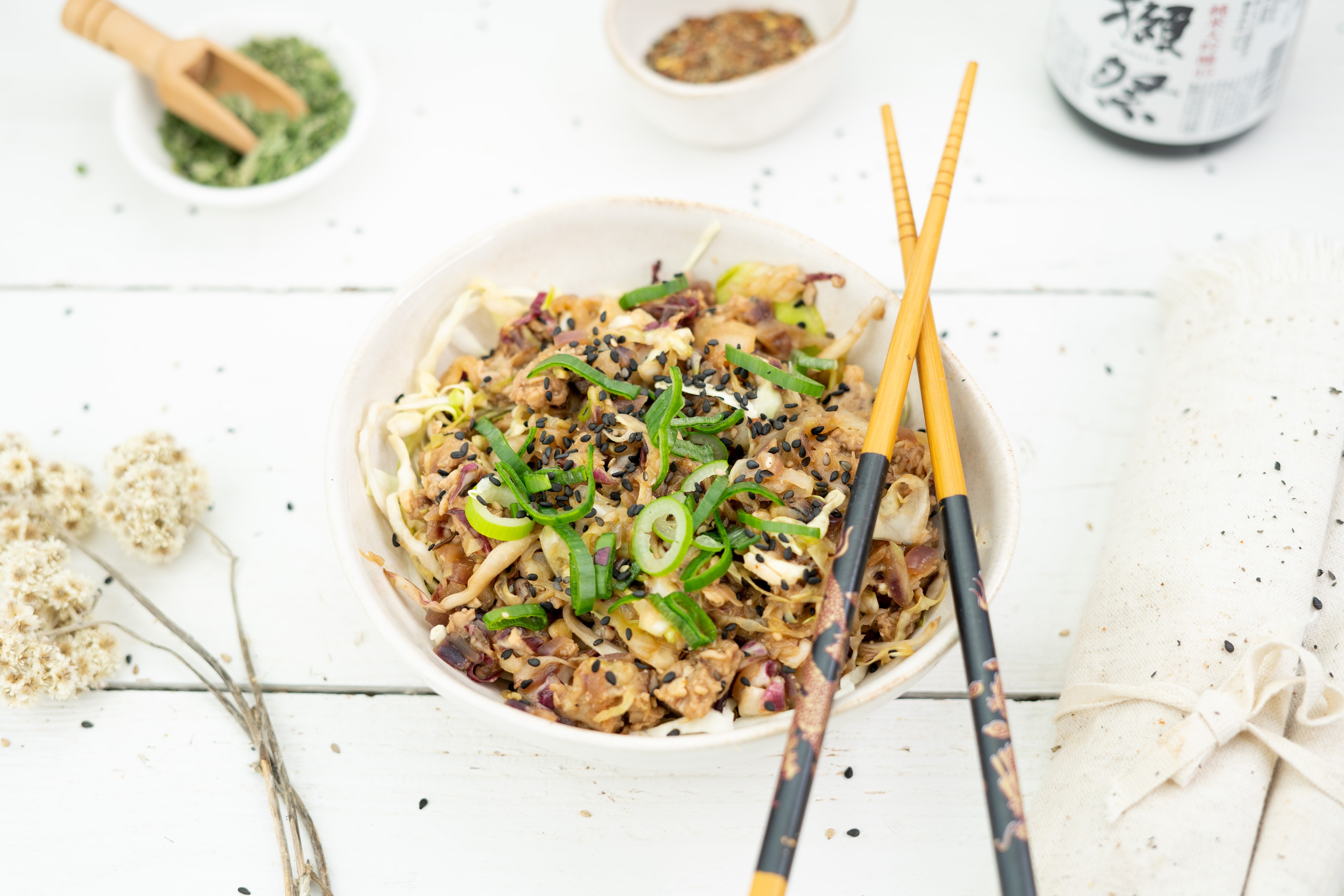Rezept Serviervorschlag Tempeh Krautsalat mit Sesam