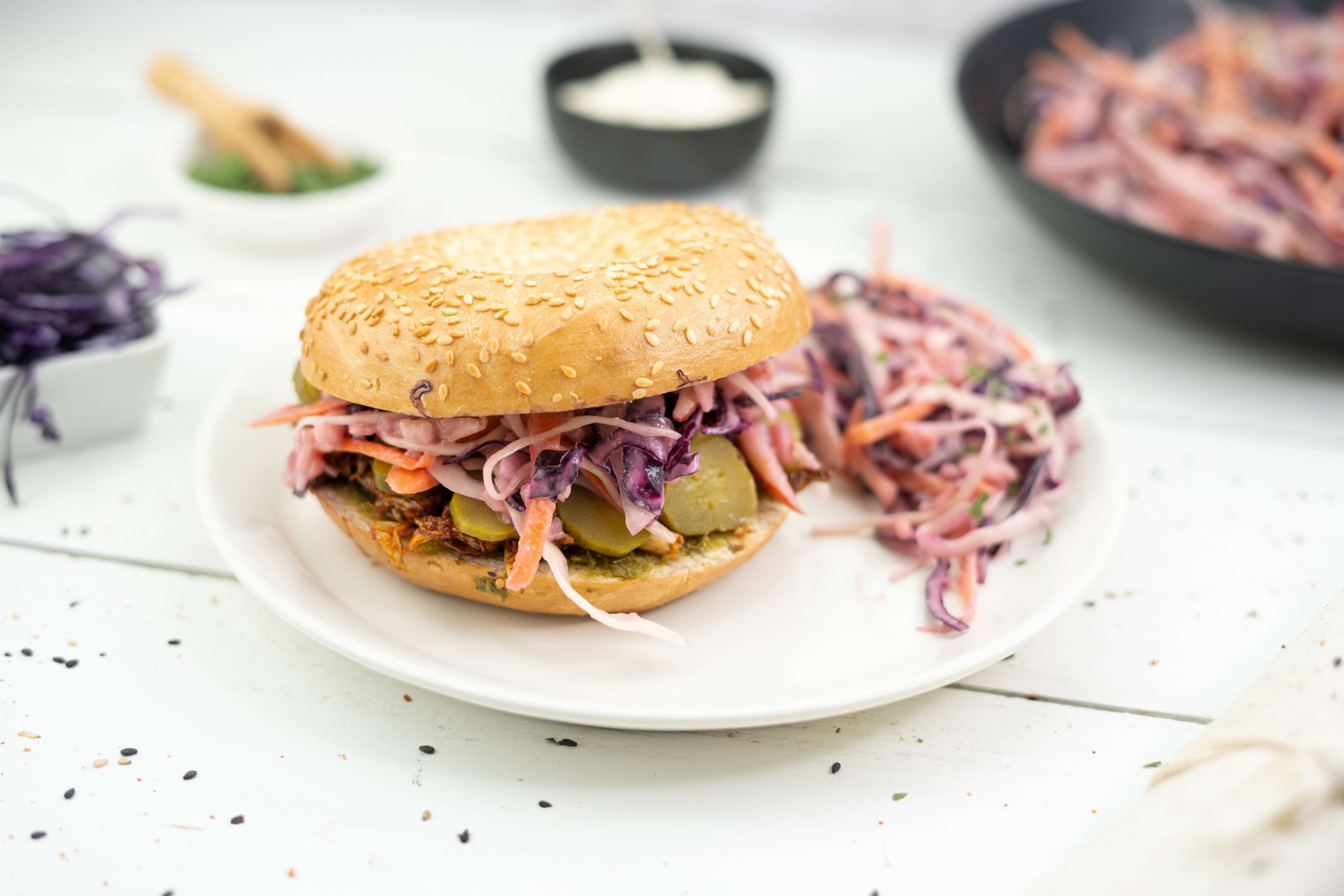Rezept Serviervorschlag Bagel mit Coleslaw und Kräuterseitlingen 
