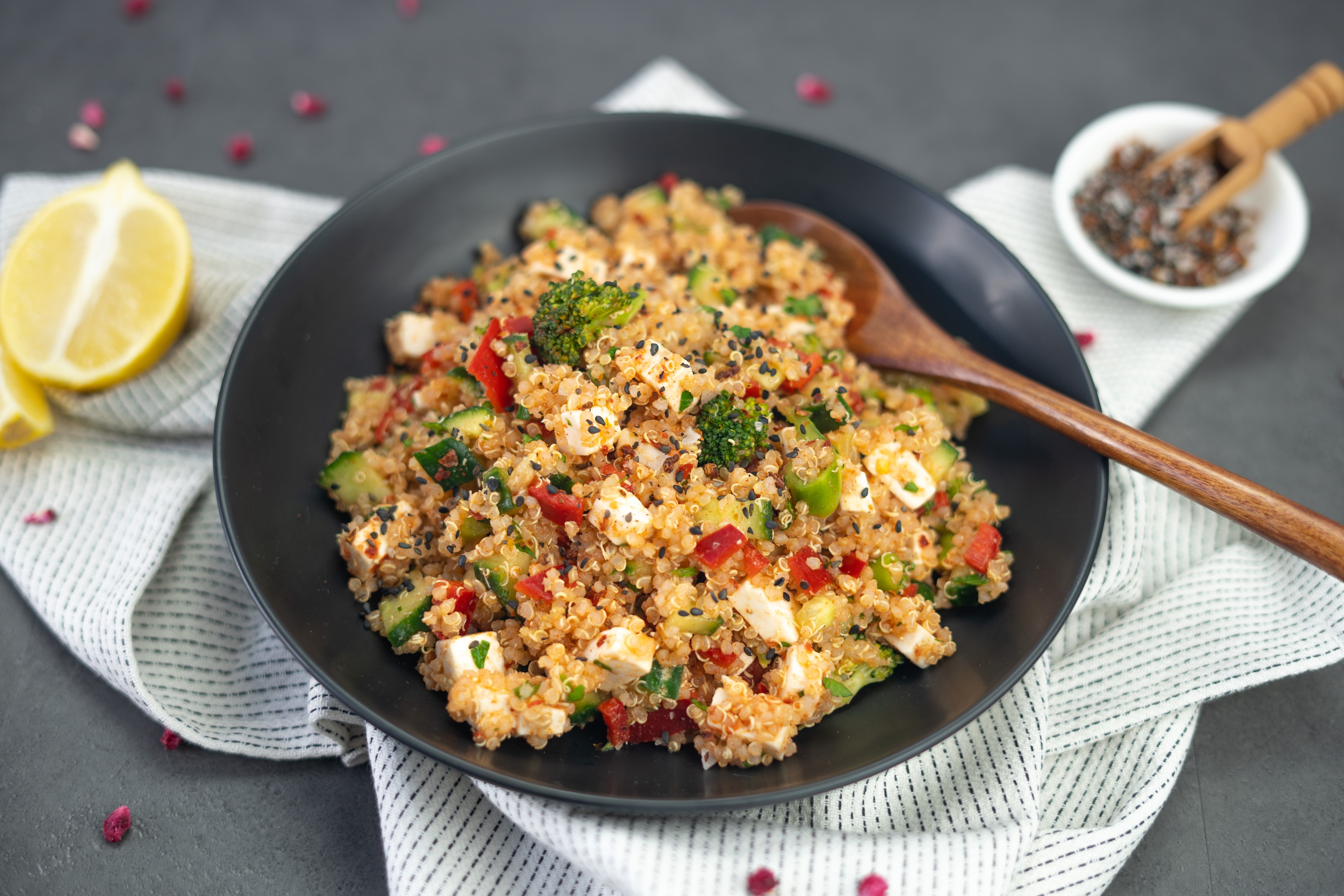 Rezept Serviervorschlag Leichter Quinoa Salat mit veganem Feta