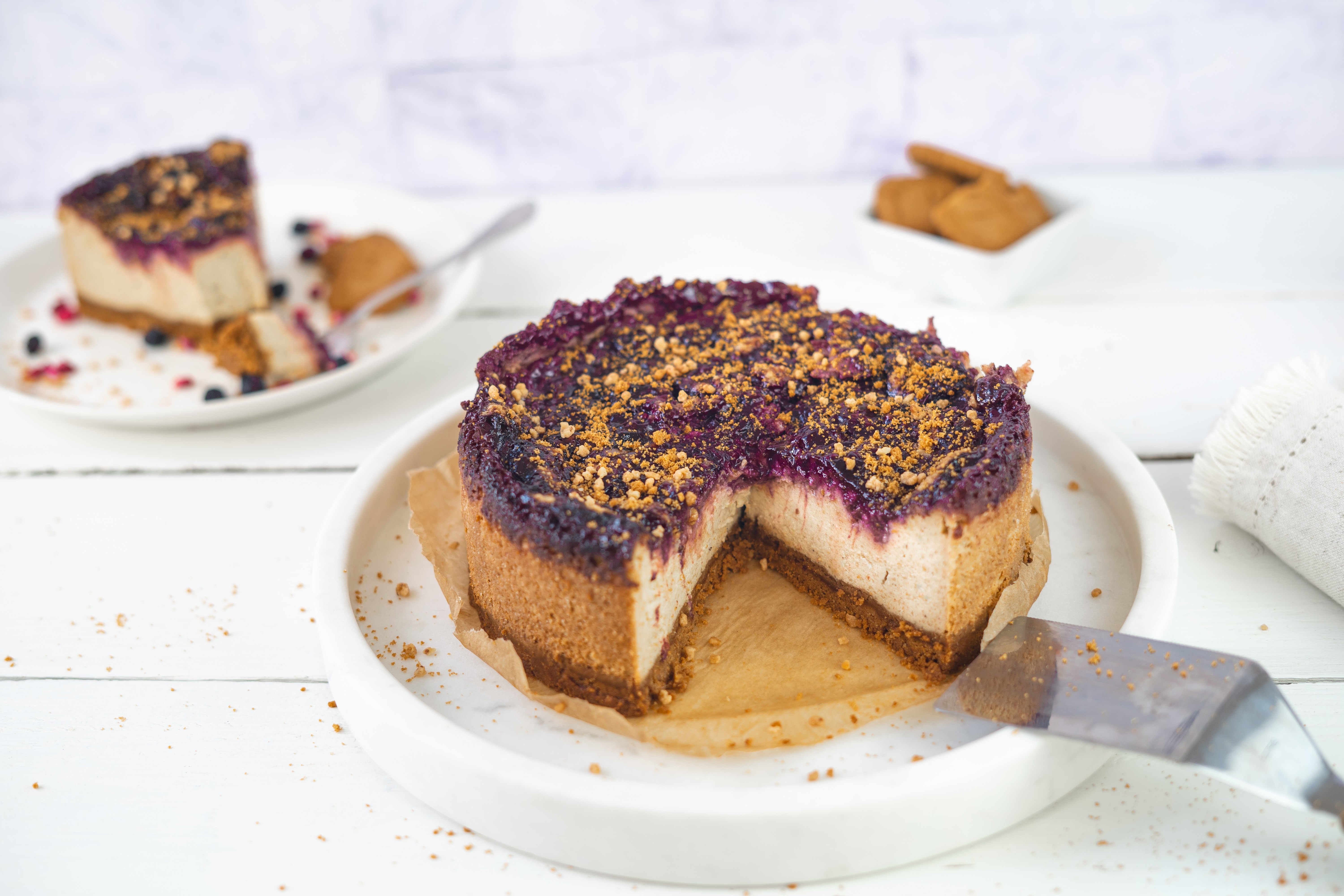 Rezept Serviervorschlag Beeren Cheesecake mit Biscoff Keks Boden 