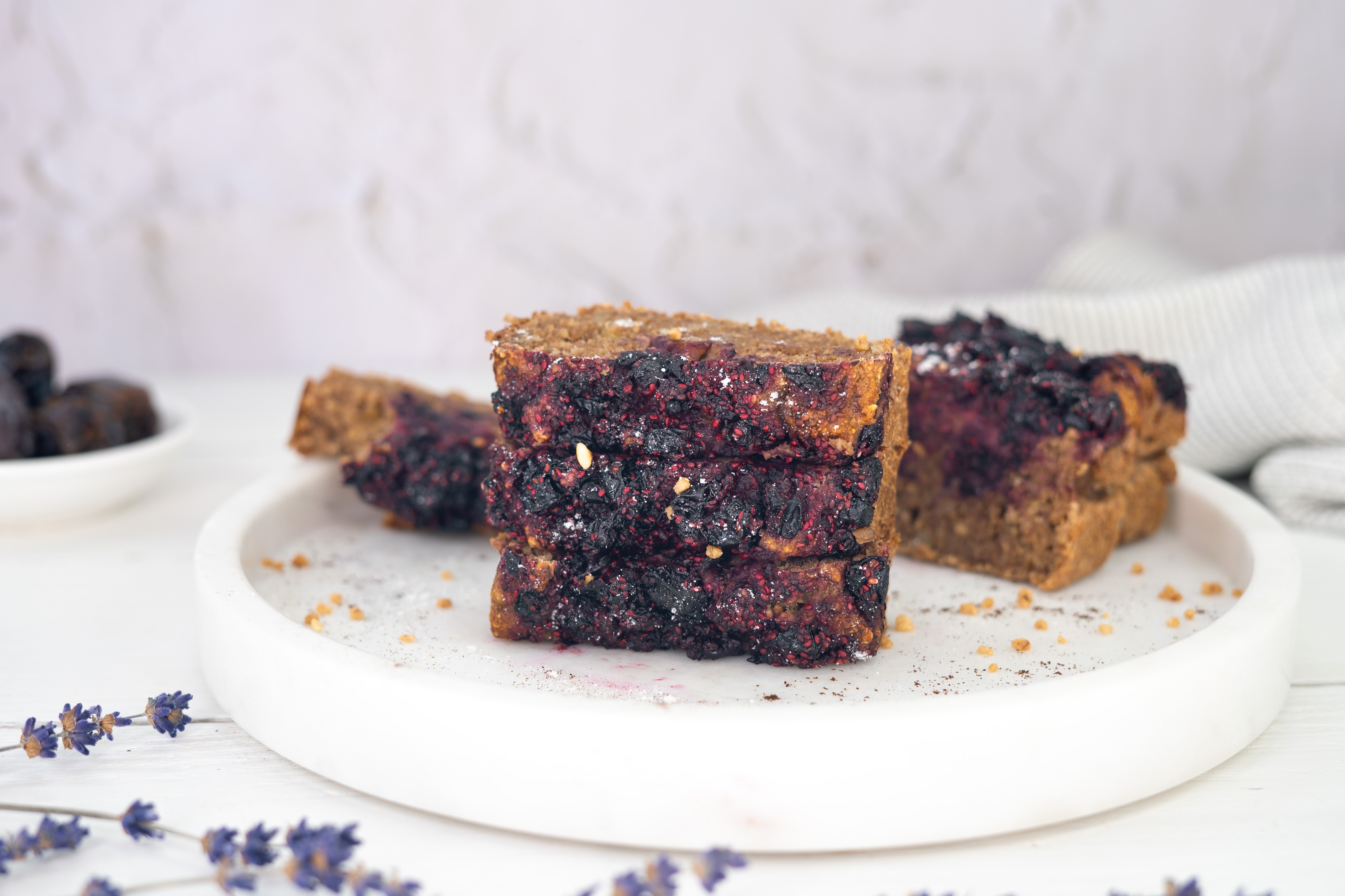 Rezept Serviervorschlag Bananenbrot mit Beeren & Walnüssen