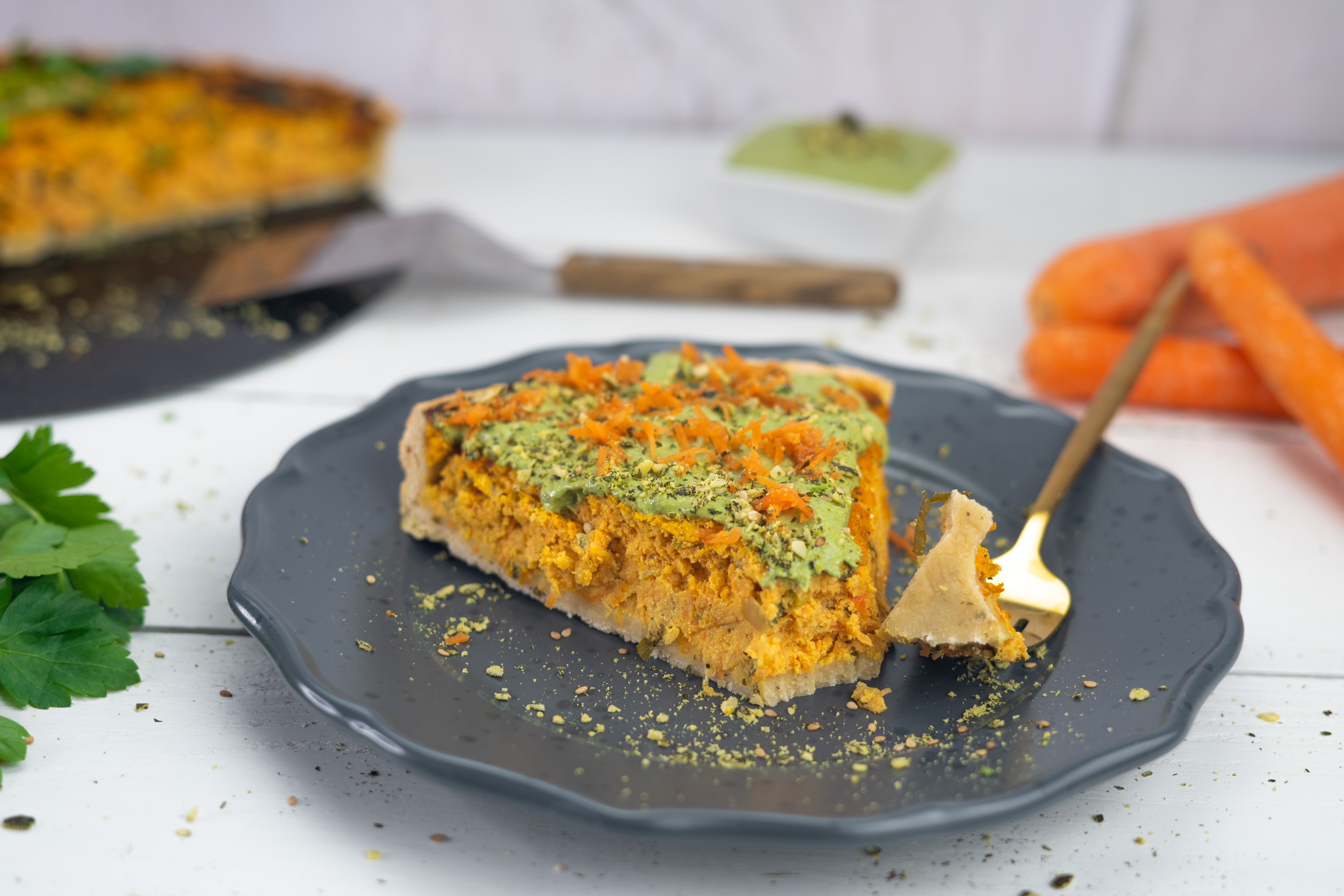 Rezept Serviervorschlag Karotten - Pilz Quiche mit Petersilie - Zitronen Sauce