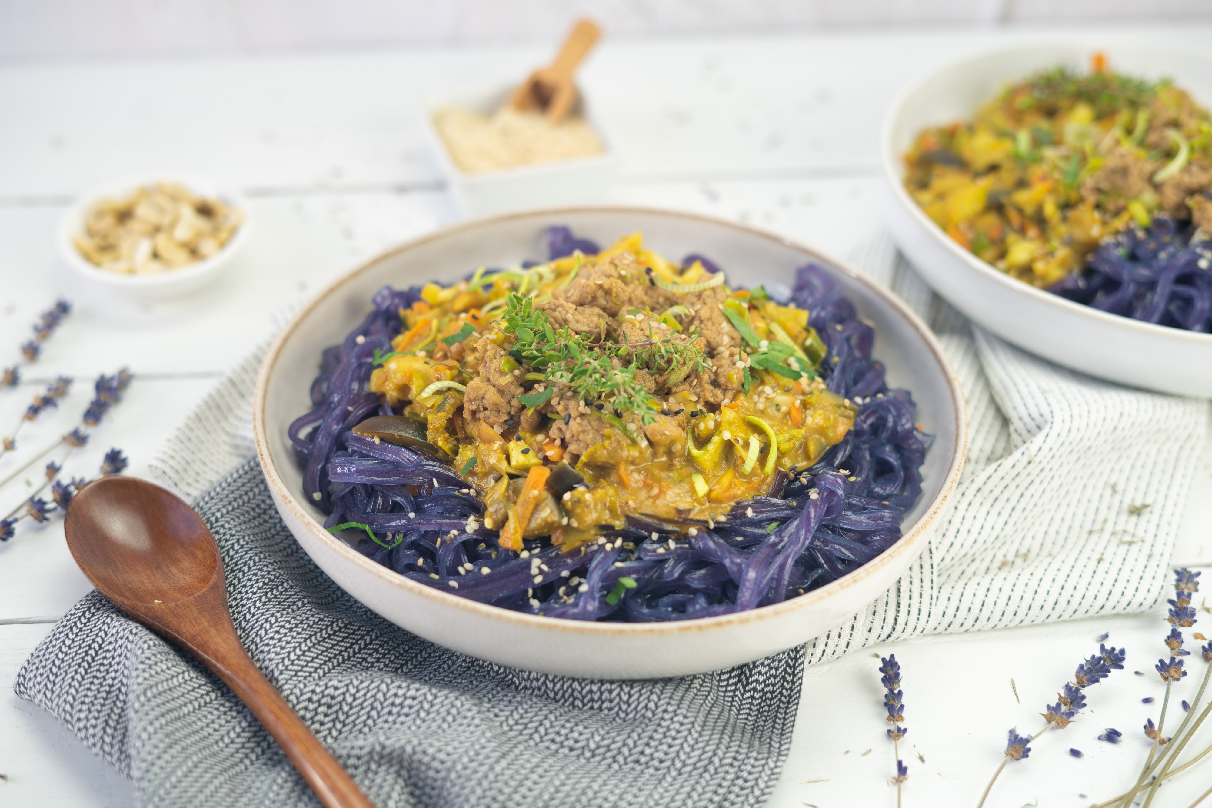 Rezept Serviervorschlag Seitan Curry mit Erdnüssen & Süßkartoffelnudeln